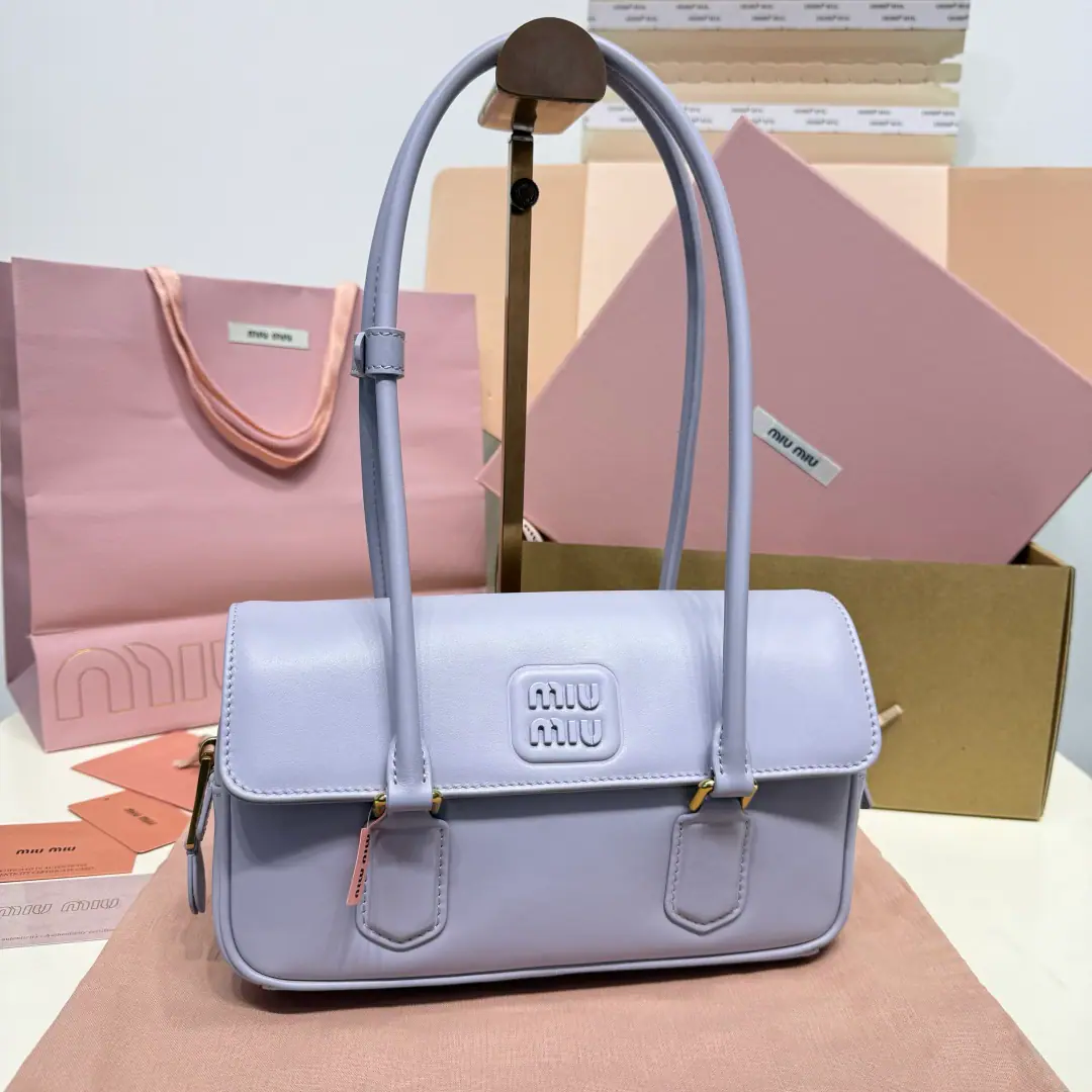 🍒5BD 😘（Purple）New armpit under wraps., Soft cow skin., It's delicate and durable.. Classic rectangle design, The marker is very recognizable., Both the handheld and the armpit back.OK, Medium Capacity, I can fit every day's stuff for commuting.. The color is a match of the ancients., Wearing is what we need., It's easy to raise the image. Dimensions: Bottom 24x High 11.5x Kuan 5cm