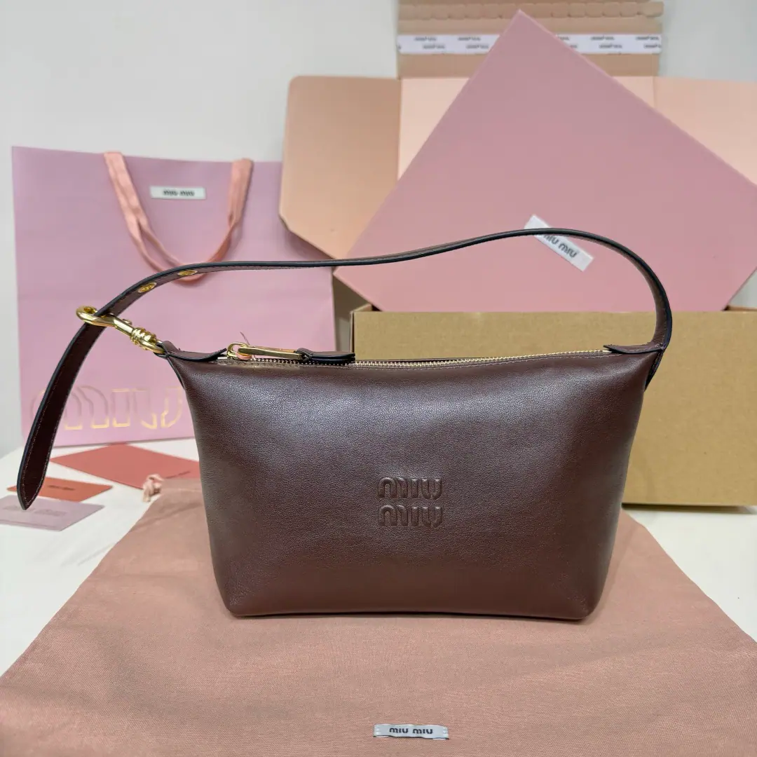 5NE, New food box pack, Old sheep-skins., Positive signature MiuAmountlogo, Cottonbunelli, It's so light., Large capacity, It's a good setup., It's applied every quarter of the year., Dimensions: Bottom19cm, Open wide.25.5cm, High14cm, Bottom Width10cm