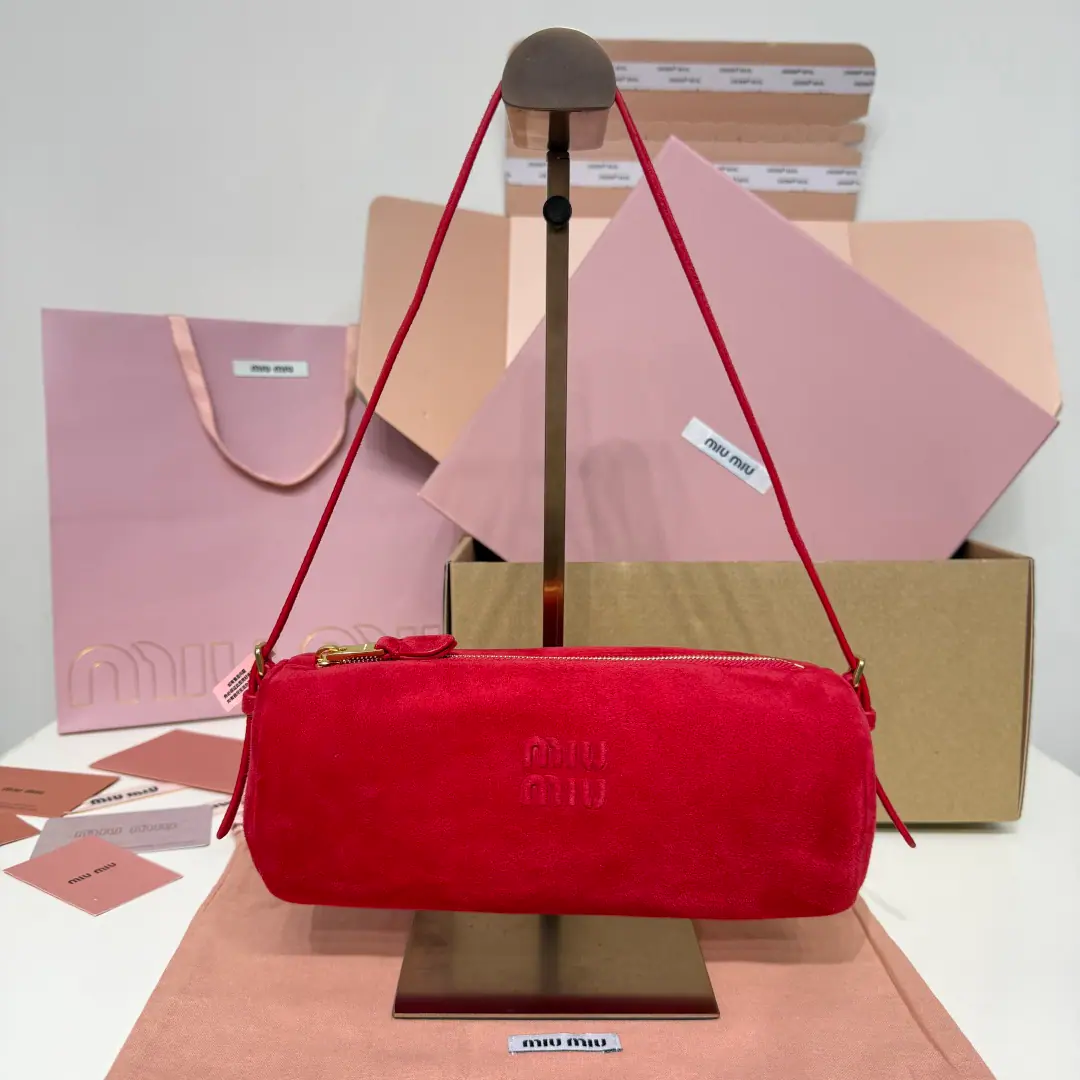 5NE, MiuMSmall cylinder bag, Use it all new, fuzzy., Soften leather, Self-harmonized shoulder belt, The object is really very qualitative., It's a very design-oriented column structure., Little one is very delicate., It's hot and cute., A full-fledged girl., It's a lot of capacity., Don't be too easy with your armpits. Dimensions: 22 X 9 X 9 cm