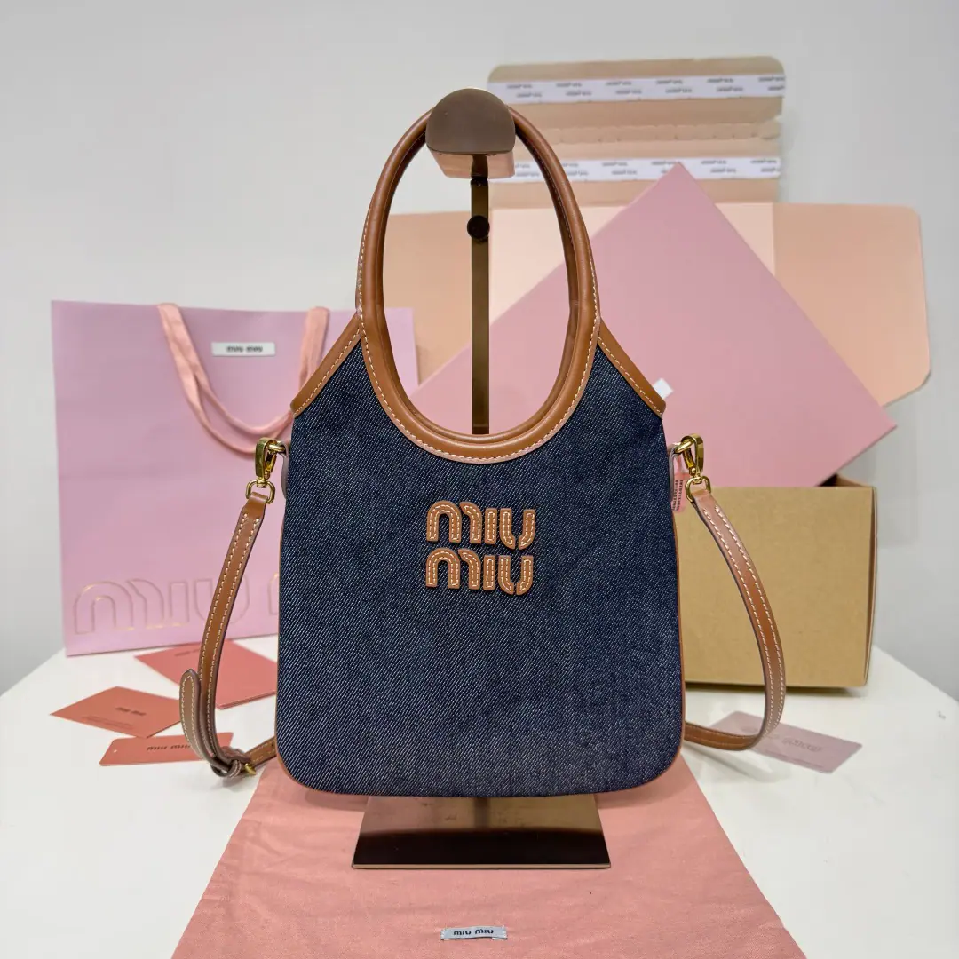 5BA, miuThe new one, the Totbag., The new size is cute and the fit is high., It's so stylish and so stylish., The details are very elaborate., The classic letter of the Fault is marked with a unique style of tone and recognition., Continue MiuThe wind of the past., ♪ And then you're gonna be ♪, With a disassemble-to-regulate leather shoulder belt., But it's more practical to hold your shoulder hand., The staircase., With a sticker bag., Dimensions: 20 cm X 24 cm