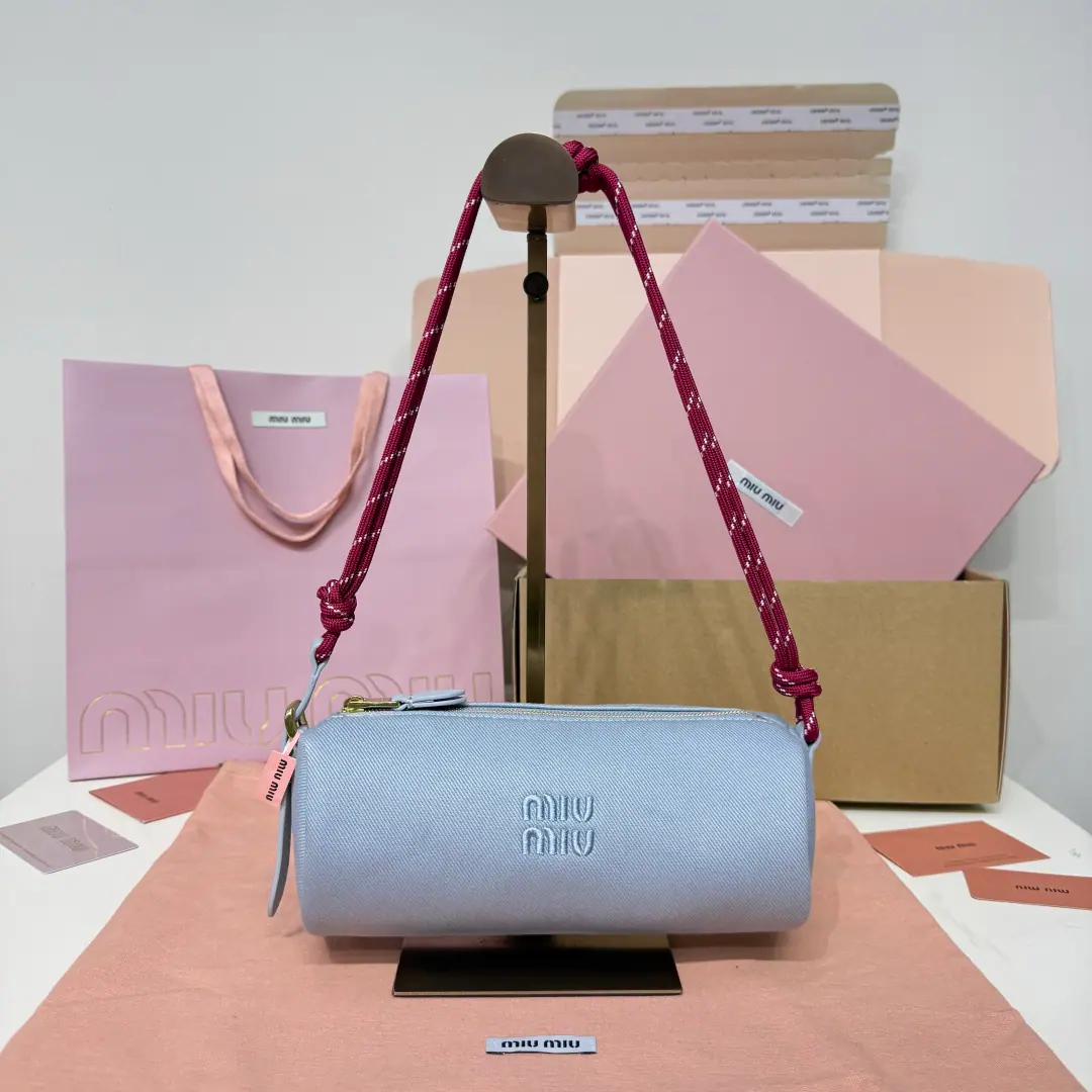Miu Miu Bail bag.｜The laxity is holding it. Disassemble Miu Miu The girl's genes., The spirit of the sails. The cylinders are neatly contoured. The canvas is colliding with the leather. Activation“- Very delicate and undisturbed.”♪ And the modern style of the It's not loud. But he's got a attitude. When a strong cylinder contour meets a soft turquoise canvas It's kind of...“No strength.”- The fashionable.. The canvas is half the price of the skin., I'm not gonna be able to walk around. It's gonna fit in. Pro Max + Pizza. + Keys. It's enough for the day. 5NE Dimensions: 22 X 9 X 9 cm