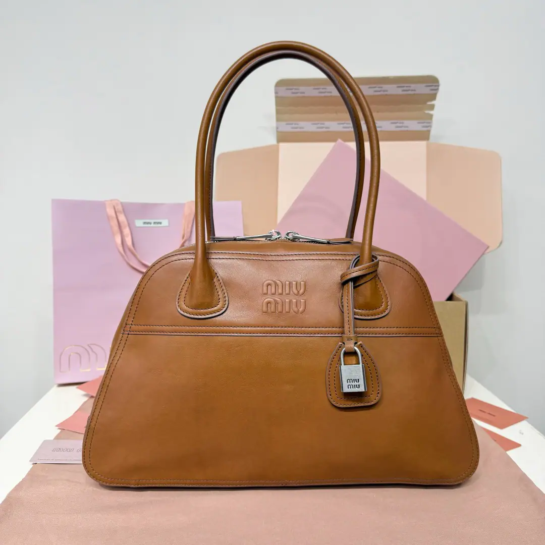 🍒5BB 😘（Dry cow skin.）Miu Miu Vivant Medium Pick a thin-ass cow leather. The light feels like a soft cloud. The light is out of date. ♪ And the light is so small ♪ ♪ The high-level senses are full ♪ Classic bowling bag type. The skin makes the original stereo lines soft and lazy. And it's natural to fall out.“I'm not interested.”The fashion. Same color as a sculpt Logo If it's hidden,, It's a combination of old metal locks. And the skin of a soft molten thug and the metal of cold,, It's a unique collision.“Sweet.”Chang Li Dimensions: 40×24×13cm