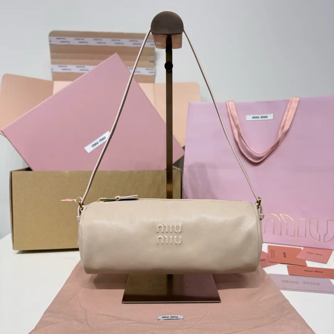 5NE, MiuMSmall cylinder bag, I used the ancients as a soft sheep skin., Soften leather, Self-harmonized shoulder belt, The object is really very qualitative., It's a very design-oriented column structure., Little one is very delicate., It's hot and cute., A full-fledged girl., It's a lot of capacity., Don't be too easy with your armpits. Dimensions: 22 X 9 X 9 cm