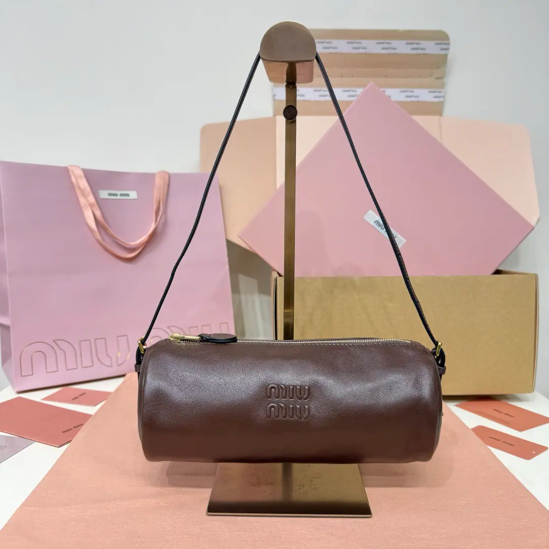 5NE Shen-nam!, MiuMSmall cylinder bag, I used the ancients as a soft sheep skin., Soften leather, Self-harmonized shoulder belt, The object is really very qualitative., It's a very design-oriented column structure., Little one is very delicate., It's hot and cute., A full-fledged girl., It's a lot of capacity., Don't be too easy with your armpits. Dimensions: 22 X 9 X 9 cm