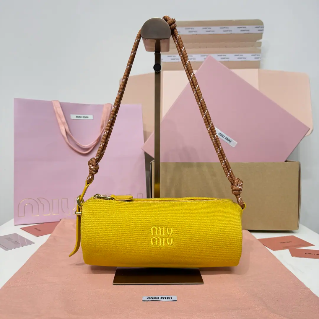 Miu Miu Bail bag.｜The laxity is holding it. Disassemble Miu Miu The girl's genes., The spirit of the sails. The cylinders are neatly contoured. The canvas is colliding with the leather. Activation“- Very delicate and undisturbed.”♪ And the modern style of the It's not loud. But he's got a attitude. When a strong cylinder contour meets a soft turquoise canvas It's kind of...“No strength.”- The fashionable.. The canvas is half the price of the skin., I'm not gonna be able to walk around. It's gonna fit in. Pro Max + Pizza. + Keys. It's enough for the day. 5NE Dimensions: 22 X 9 X 9 cm