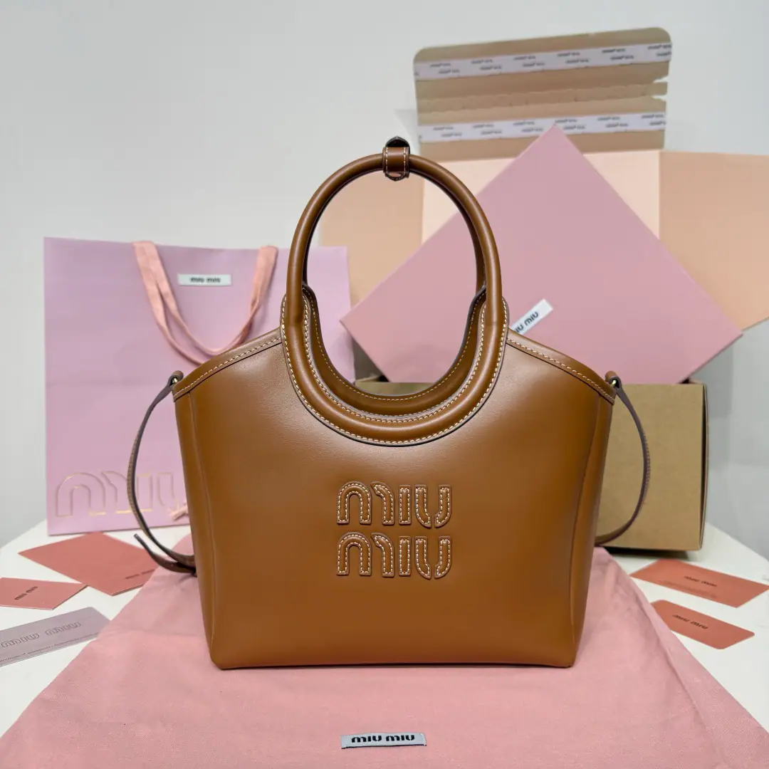 5BG, MiuThe new Ivoryton Tothbag., The official network is pushing., This year is a big one.🔥Pattern, Top-level imported cow skin., The skin is delicate and smooth and soft., The top-riding leather is very high., ♪ And you're all soft and you're not falling down ♪, Smaller size designs are more sophisticated., The temper is lazy., It's a 100% turnback from the street., Hand-made skin makingLogoMark, New mabrillus inside., Two zippers in two pockets., Regulating leather straps, Dimensions22X 14X11Cm, Prefixed packaging