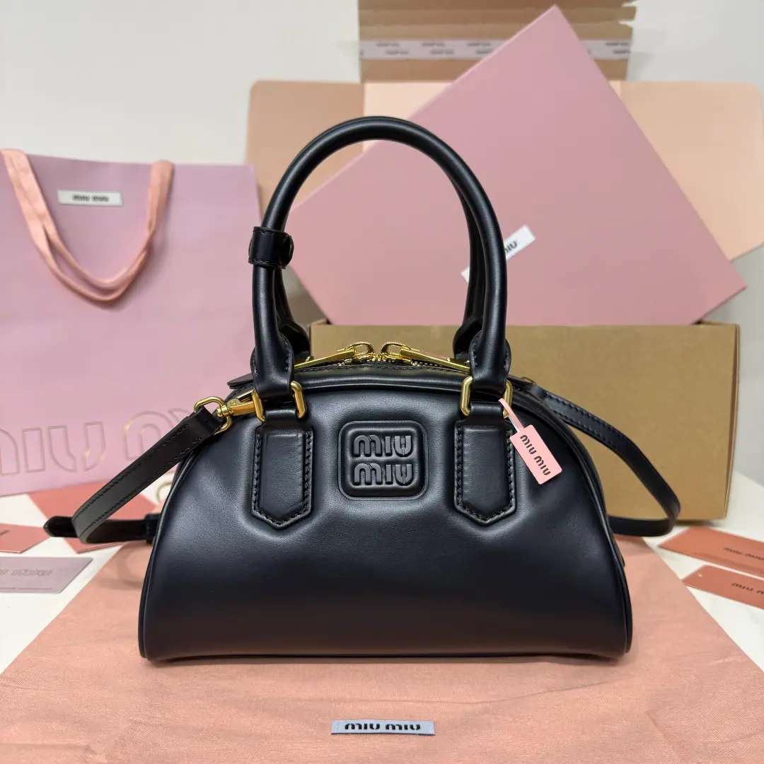 Miu Miu Arcadie 26 New half-month bag. Meadows of the Year. ♪ The sweetness of the encounter ♪ When the classic half-month contour meets A unique sweet gene. Redefining the acrobation of urban women It's a front-cube stamp.“miu miu”Marking A pair of fine gold hardware. Low profile brand recognition. The lightness of metal objects collide with leather. ♪ The high-profile one ♪. The circle is as soft as the moon., The regenesis is full but not dull. Little man, he's a little light., I'm out of town everyday. You can do all the dating time.holdStay. Model: 5BB Dimensions: 22*13*10.5cm