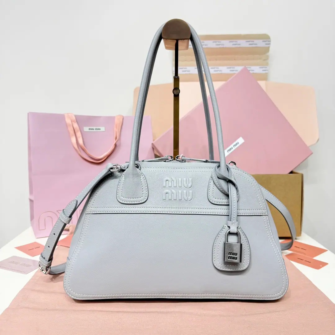 5BB, New items.Vivantbowling bag., Use the color to make old cow skins., Leatherly retrograde., ♪ And the feeling of freeness ♪, Precision contour, The details of the line of profit are perfect., The label with the bouquet., Add marker elements, Old hardware accessories from the ancients., The liner of the liner., Zip-chain pocket and sticker bag, It's easier to use your long shoulder belts to free your hands., The wrists are suitable for handheld or shoulder., Out-of-town date., Light transit., The party's best. Dimensions: 32X19.5X11CM