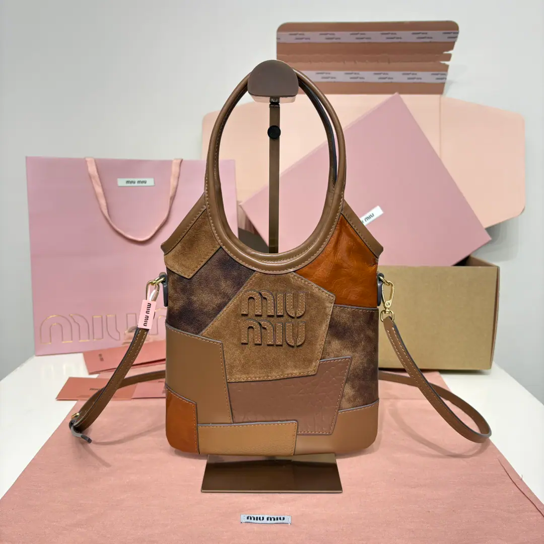 Brown Skin 5BA, miuThe new one, the Totbag., The new size is cute and the fit is high., It's so stylish and so stylish., The details are very elaborate., The classic letter of the Fault is marked with a unique style of tone and recognition., Continue MiuThe wind of the past., ♪ And then you're gonna be ♪, With a disassemble-to-regulate leather shoulder belt., But it's more practical to hold your shoulder hand., The staircase., With a sticker bag., Dimensions: 20 cm X 24 cm
