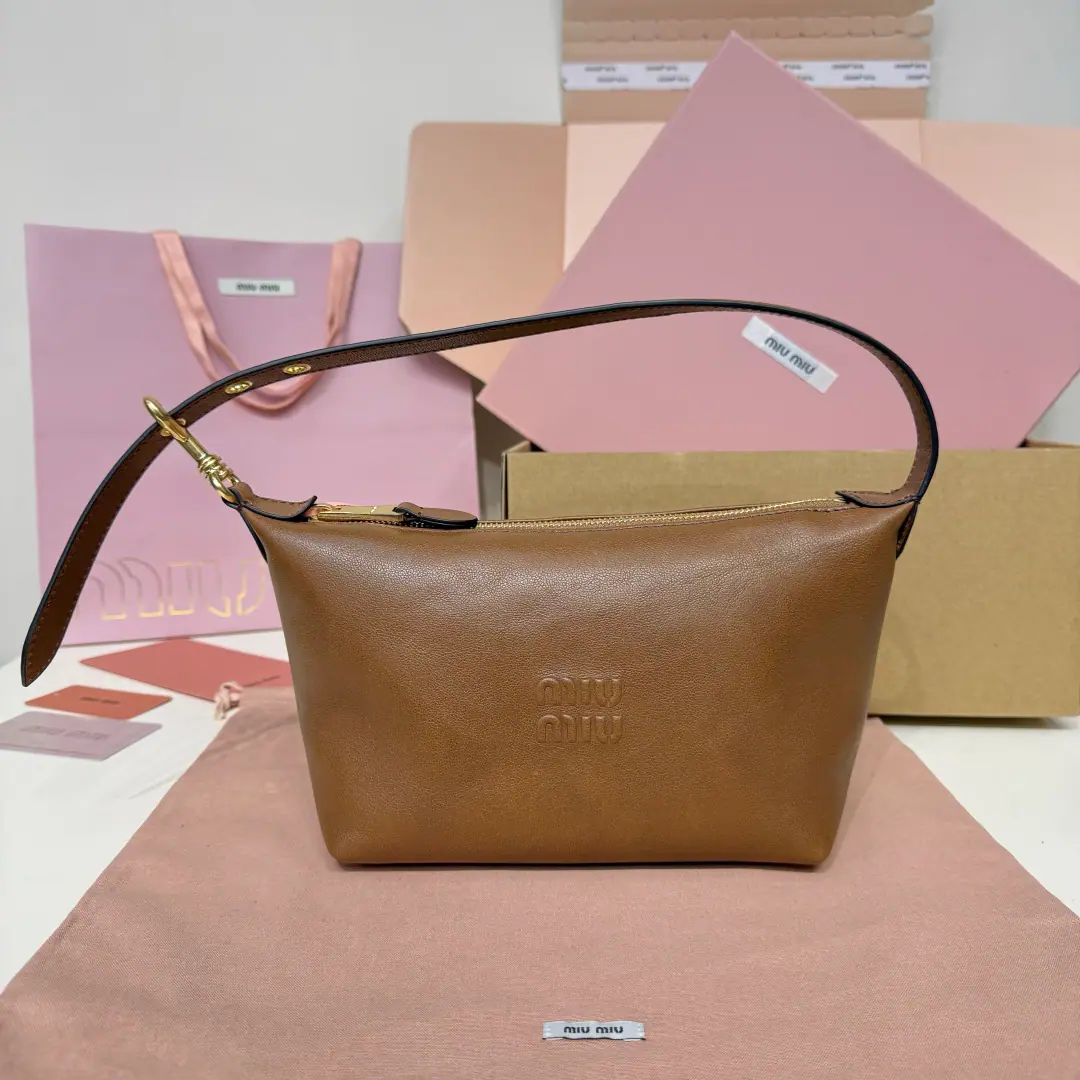 5NE, New food box pack, Old sheep-skins., Positive signature MiuAmountlogo, Cottonbunelli, It's so light., Large capacity, It's a good setup., It's applied every quarter of the year., Dimensions: Bottom19cm, Open wide.25.5cm, High14cm, Bottom Width10cm