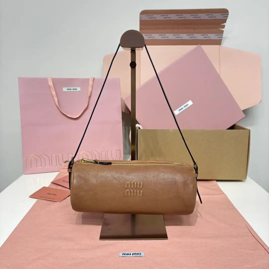 5NE, MiuMSmall cylinder bag, I used the ancients as a soft sheep skin., Soften leather, Self-harmonized shoulder belt, The object is really very qualitative., It's a very design-oriented column structure., Little one is very delicate., It's hot and cute., A full-fledged girl., It's a lot of capacity., Don't be too easy with your armpits. Dimensions: 22 X 9 X 9 cm