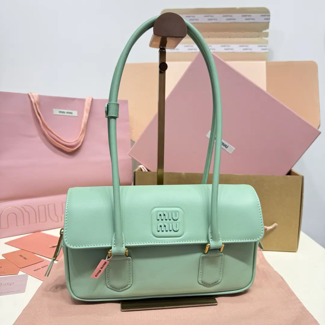 🍒5BD 😘（Green）New armpit under wraps., Soft cow skin., It's delicate and durable.. Classic rectangle design, The marker is very recognizable., Both the handheld and the armpit back.OK, Medium Capacity, I can fit every day's stuff for commuting.. The color is a match of the ancients., Wearing is what we need., It's easy to raise the image. Dimensions: Bottom 24x High 11.5x Kuan 5cm