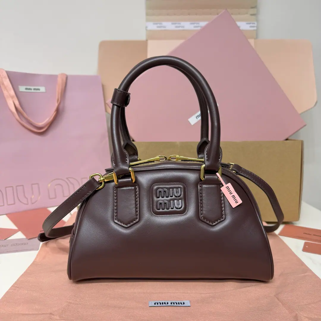 Miu Miu Arcadie 26 New half-month bag. Meadows of the Year. ♪ The sweetness of the encounter ♪ When the classic half-month contour meets A unique sweet gene. Redefining the acrobation of urban women It's a front-cube stamp.“miu miu”Marking A pair of fine gold hardware. Low profile brand recognition. The lightness of metal objects collide with leather. ♪ The high-profile one ♪. The circle is as soft as the moon., The regenesis is full but not dull. Little man, he's a little light., I'm out of town everyday. You can do all the dating time.holdStay. Model: 5BB Dimensions: 22*13*10.5cm