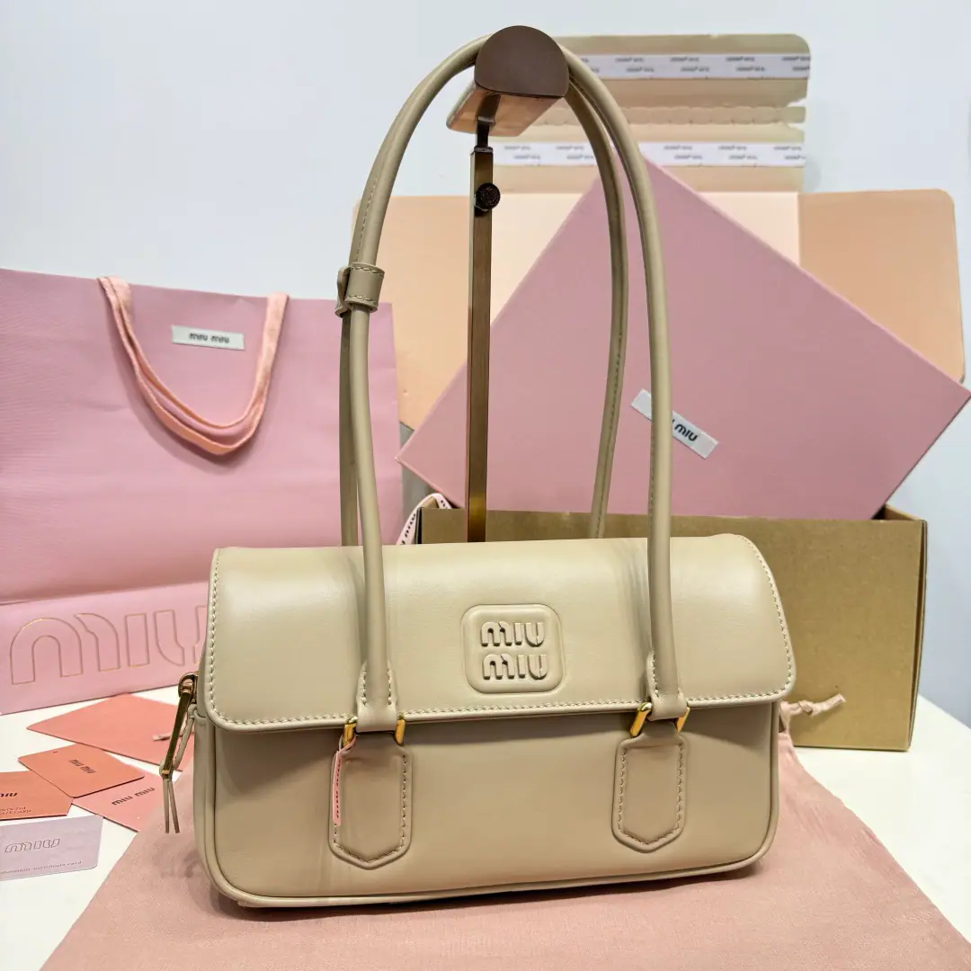 🍒5BD 😘（Almond.）New armpit under wraps., Soft cow skin., It's delicate and durable.. Classic rectangle design, The marker is very recognizable., Both the handheld and the armpit back.OK, Medium Capacity, I can fit every day's stuff for commuting.. The color is a match of the ancients., Wearing is what we need., It's easy to raise the image. Dimensions: Bottom 24x High 11.5x Kuan 5cm