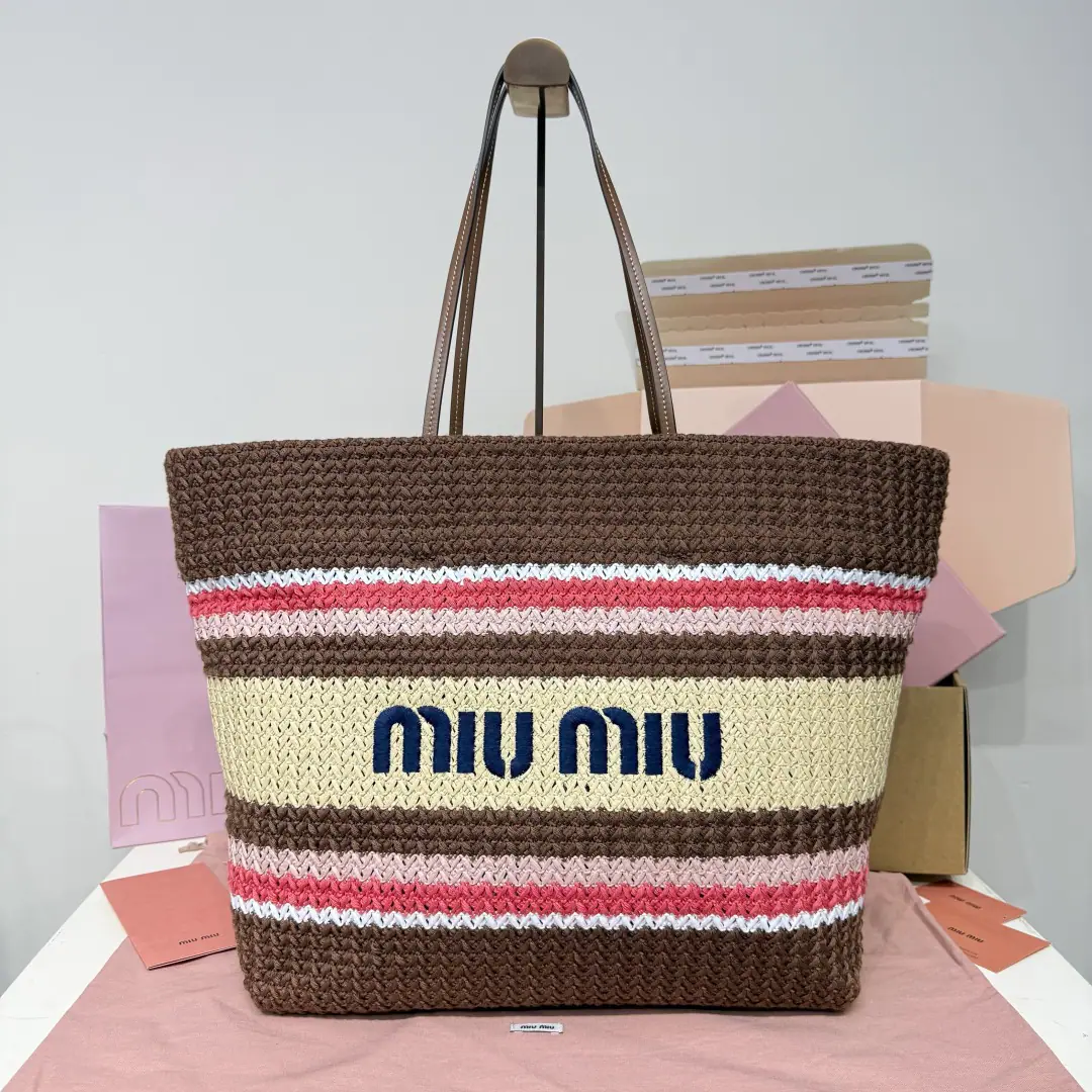 New paragraph Weaving out the goods. 5BG, Imported Rafigra and welded Tot bag., The only market-to-record quality, Positive signatureMiuMiuEmbroidery, Cotton Brine., It's so light., It's a huge capacity., The trip is necessary., It's applied every quarter of the year., It's a super-bigmatic beauty., Dimensions: 40X34X16CM, Prefixed packaging