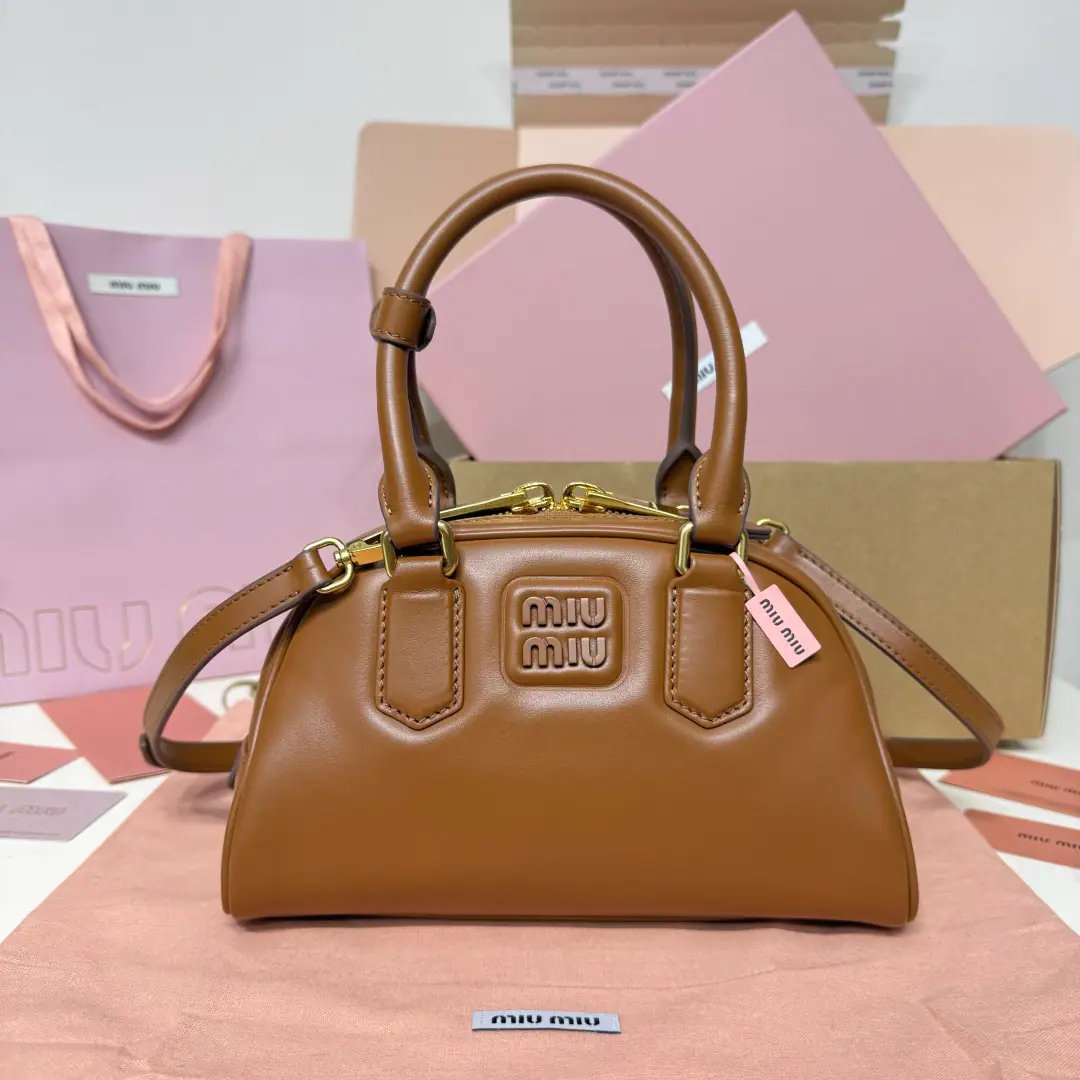 Miu Miu Arcadie 26 New half-month bag. Meadows of the Year. ♪ The sweetness of the encounter ♪ When the classic half-month contour meets A unique sweet gene. Redefining the acrobation of urban women It's a front-cube stamp.“miu miu”Marking A pair of fine gold hardware. Low profile brand recognition. The lightness of metal objects collide with leather. ♪ The high-profile one ♪. The circle is as soft as the moon., The regenesis is full but not dull. Little man, he's a little light., I'm out of town everyday. You can do all the dating time.holdStay. Model: 5BB Dimensions: 22*13*10.5cm