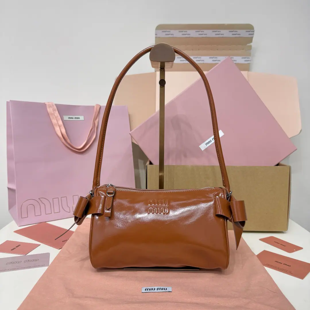 MIUMI New handbags., Model5NE, Classic RemandMiuNew-generation style, Retro-oil wax skin., High-level atmosphere., Sweet and cool wind is just full., The classic style is a combination of fun butterfly., New package of achievements Dimensions22 X 13 X6cm