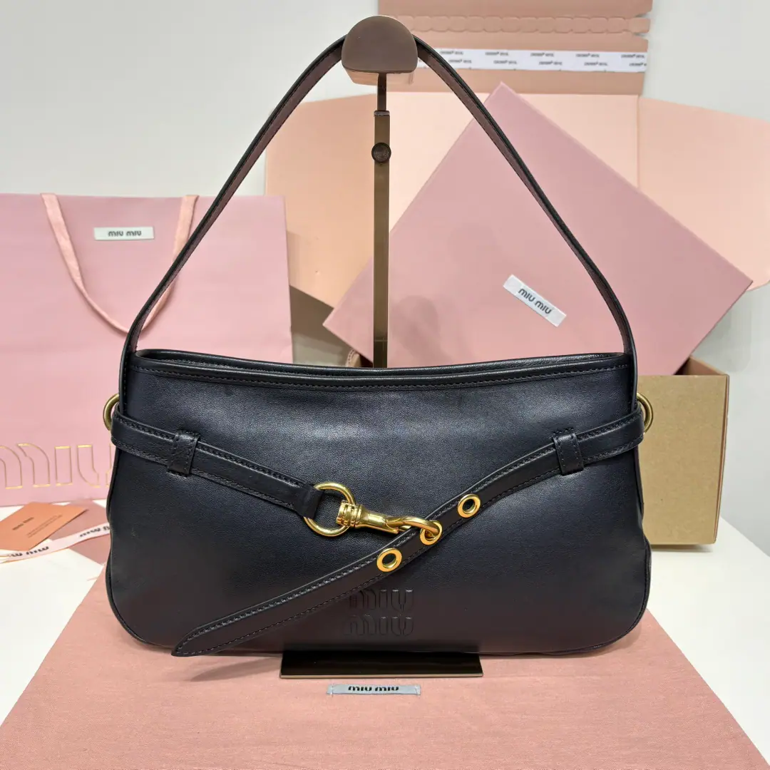 5BC, The new one is a Chinese bag under the armpit., Newly flexible sheep skin., Soften Leather Advanced, This one.Aventure The leather bag is inspired by the09YearMiuHide Design, Restructured, Reconstructing a unique shape., To be a new person., The label with the bouquet., Add marker elements, Retro-gold hardware accessories, The liner of the liner., The inner zipper pocket., Long wrists fit for handheld or shoulder., Dimensions: 33X19X5CM