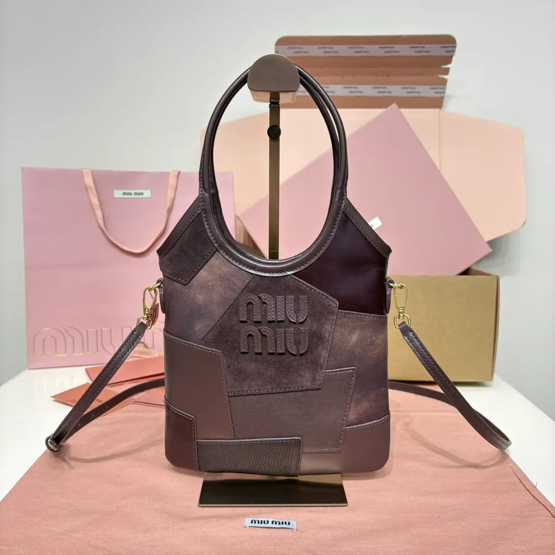 Swords of the stone 5BA, miuThe new one, the Totbag., The new size is cute and the fit is high., It's so stylish and so stylish., The details are very elaborate., The classic letter of the Fault is marked with a unique style of tone and recognition., Continue MiuThe wind of the past., ♪ And then you're gonna be ♪, With a disassemble-to-regulate leather shoulder belt., But it's more practical to hold your shoulder hand., The staircase., With a sticker bag., Dimensions: 20 cm X 24 cm