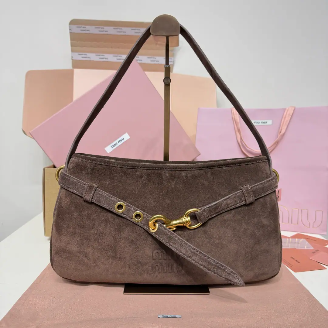 5BC, The new one is a Chinese bag under the armpit., New, fuzzy leather material., Soften Leather Advanced, This one.Aventure The leather bag is inspired by the09YearMiuHide Design, Restructured, Reconstructing a unique shape., To be a new person., The label with the bouquet., Add marker elements, Retro-gold hardware accessories, The liner of the liner., The inner zipper pocket., Long wrists fit for handheld or shoulder., Dimensions: 33X19X5CM
