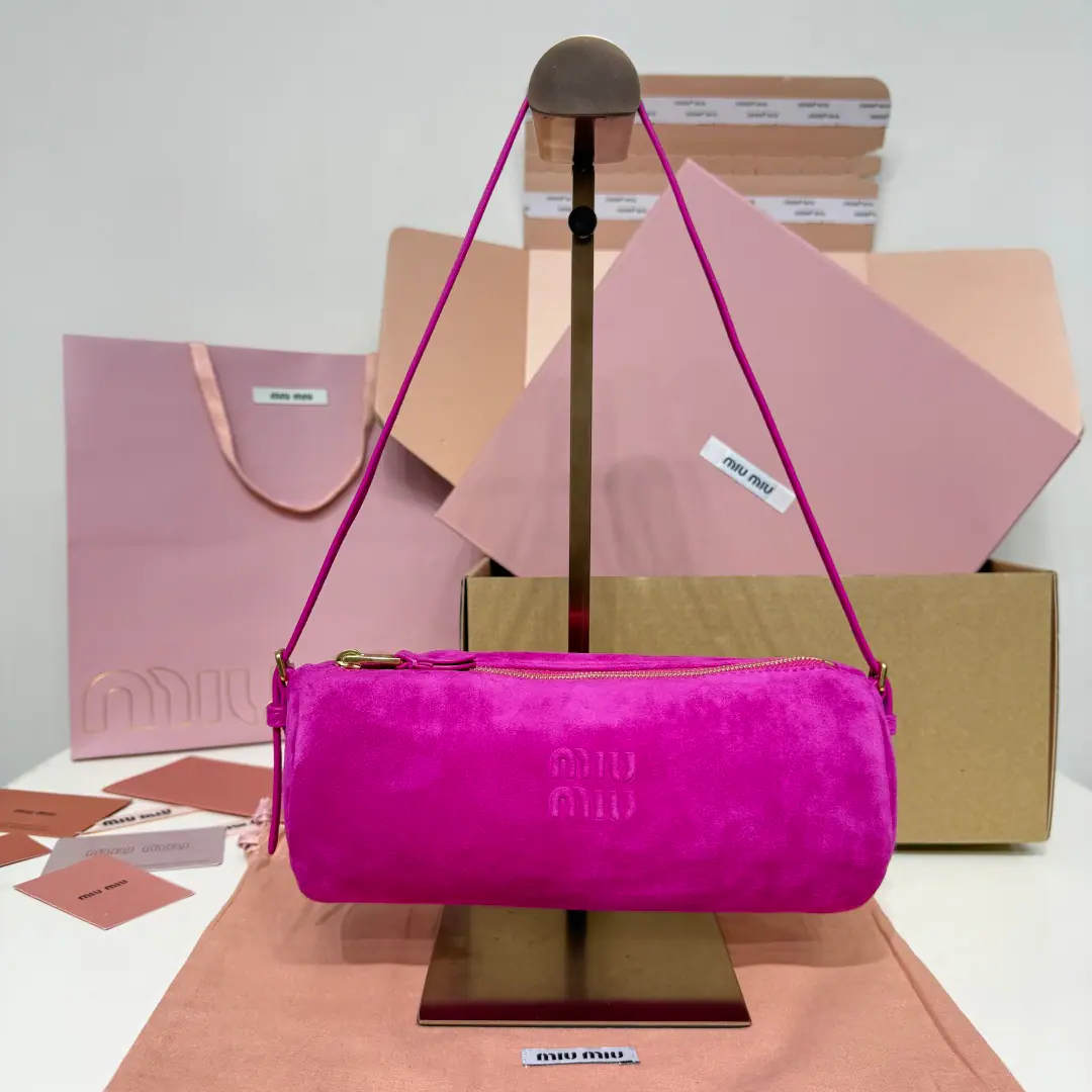 5NE, MiuMSmall cylinder bag, Use it all new, fuzzy., Soften leather, Self-harmonized shoulder belt, The object is really very qualitative., It's a very design-oriented column structure., Little one is very delicate., It's hot and cute., A full-fledged girl., It's a lot of capacity., Don't be too easy with your armpits. Dimensions: 22 X 9 X 9 cm