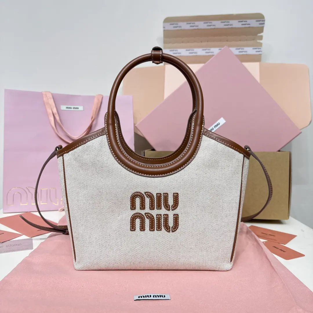 5BG, MiuThe new Ivoryton Tothbag., The official network is pushing., This year is a big one.🔥Pattern, Top-level imported cow skin., The skin is delicate and smooth and soft., The top-riding leather is very high., ♪ And you're all soft and you're not falling down ♪, Smaller size designs are more sophisticated., The temper is lazy., It's a 100% turnback from the street., Hand-made skin makingLogoMark, New mabrillus inside., Two zippers in two pockets., Regulating leather straps, Dimensions22X 14X11Cm, Prefixed packaging