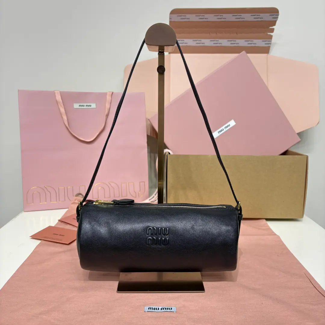 5NE, MiuMSmall cylinder bag, I used the ancients as a soft sheep skin., Soften leather, Self-harmonized shoulder belt, The object is really very qualitative., It's a very design-oriented column structure., Little one is very delicate., It's hot and cute., A full-fledged girl., It's a lot of capacity., Don't be too easy with your armpits. Dimensions: 22 X 9 X 9 cm