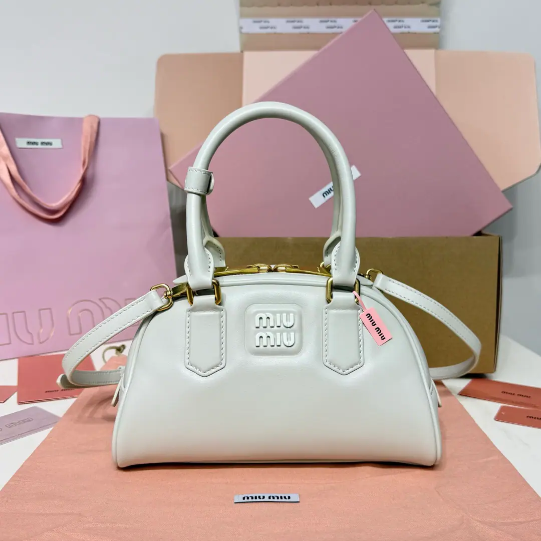 Miu Miu Arcadie 26 New half-month bag. Meadows of the Year. ♪ The sweetness of the encounter ♪ When the classic half-month contour meets A unique sweet gene. Redefining the acrobation of urban women It's a front-cube stamp.“miu miu”Marking A pair of fine gold hardware. Low profile brand recognition. The lightness of metal objects collide with leather. ♪ The high-profile one ♪. The circle is as soft as the moon., The regenesis is full but not dull. Little man, he's a little light., I'm out of town everyday. You can do all the dating time.holdStay. Model: 5BB Dimensions: 22*13*10.5cm