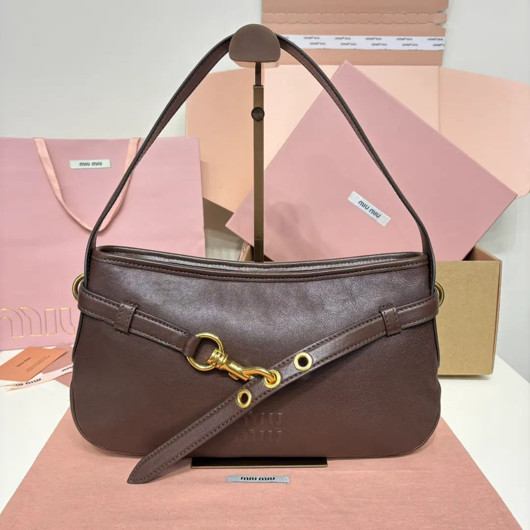 5BC, The new one is a Chinese bag under the armpit., Newly flexible sheep skin., Soften Leather Advanced, This one.Aventure The leather bag is inspired by the09YearMiuHide Design, Restructured, Reconstructing a unique shape., To be a new person., The label with the bouquet., Add marker elements, Retro-gold hardware accessories, The liner of the liner., The inner zipper pocket., Long wrists fit for handheld or shoulder., Dimensions: 33X19X5CM