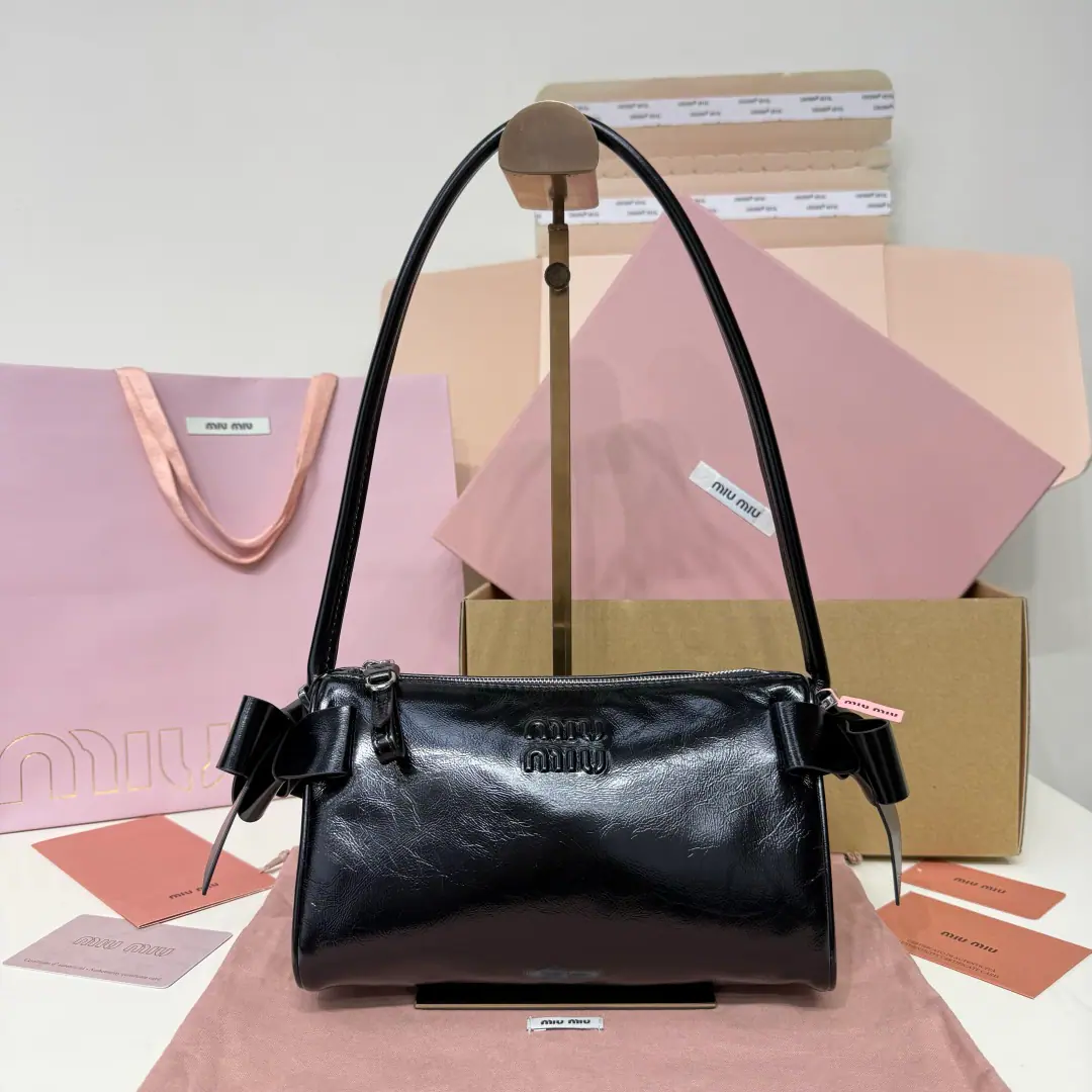 MIUMI New handbags., Model5NE, Classic RemandMiuNew-generation style, Retro-oil wax skin., High-level atmosphere., Sweet and cool wind is just full., The classic style is a combination of fun butterfly., New package of achievements Dimensions22 X 13 X6cm