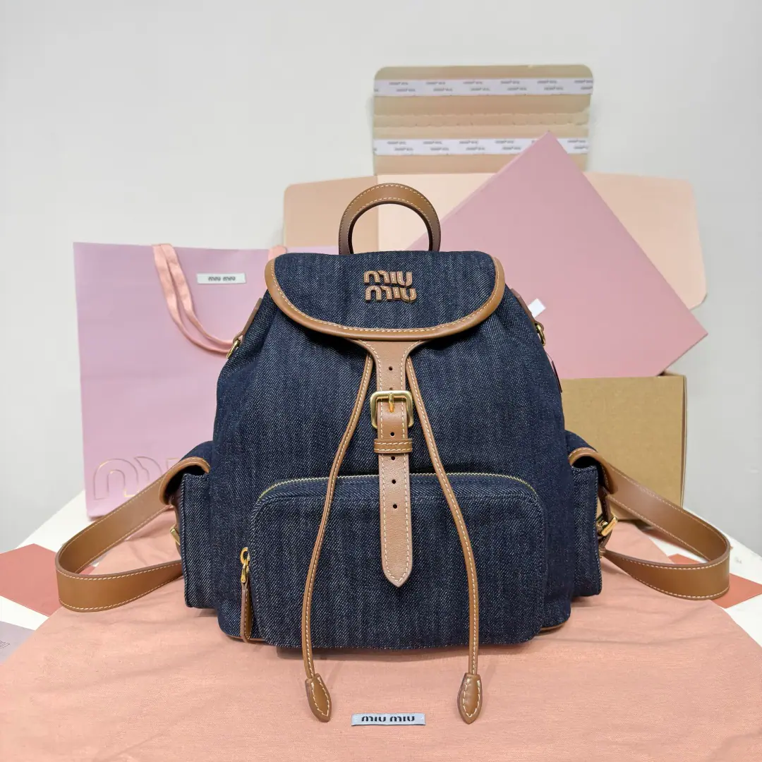 MIUThe new school's a double-winding bag.: 5BZ, The canvas is perfect for a good little cow's skin., It's a thick, hard-ass linen., This leather sundry bag is designed with a school wind., I'm trying to combine art and leisure with the rest of the world., I'm not sure what I'm talking about.MlUThe style of the bag is so funny., A classic leather double-sleeved and shoulder belt., Wearing a trigger.: WhiteTCowboy., With a cappuccino., With a recreational gym suit.…It's a different style., It's got the universe inside.: iPad, Collapse Umbrella, Make-up bags., It's a very simple and sophisticated thing. Dimensions: 29.5X25X12.5cm