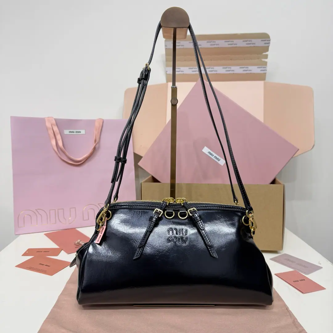5BF, MiuNew feature, shell-shell double-sleeved., Fine, delicate little cow skin., The line of the short line combines the inspiration of fashion shows with modern female character., A balance was struck between style experiments and fine diversity., There are many ways to wear a handbag.: Single shoulder., Hand., Slash, Two shoulders., It's a long time ago., Continue miuIt's all right., Bold innovation., It's a lazy, unsavory style., Personality., He's got all the styles., I'm a good choice when I go out and out. Dimensions: 28X 14.5X10 cm