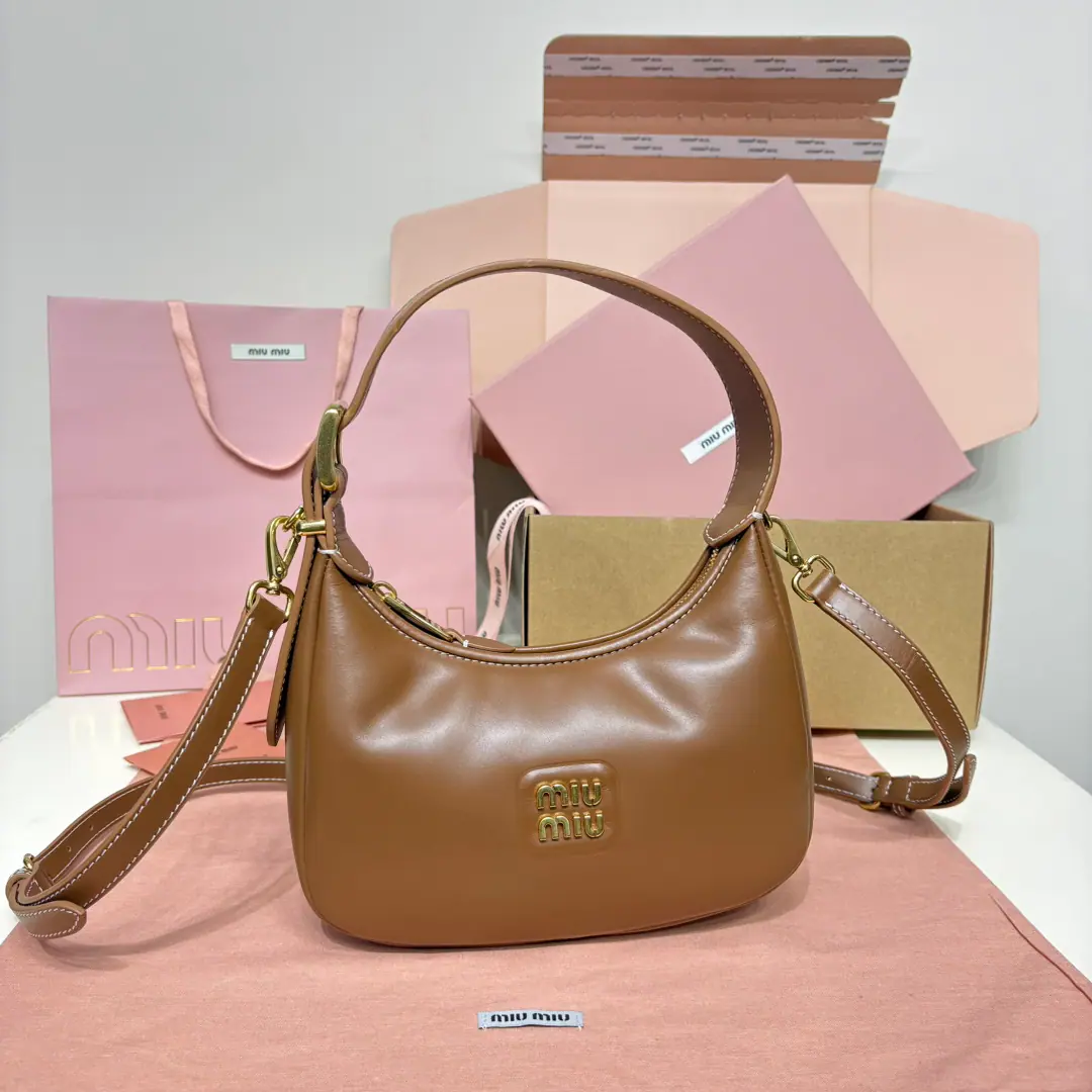 Brown. 5BC, Miu- Home show.hoboBag., The official network is pushing., This year is a big one.🔥Pattern, Use top-level imported cow skin, Fashion Dragon Line Design, He's got a shape., It's a different style., Very well-suited., It's a good ride., Positive marker metallogoTitle, Dismantled to adjust leather straps, In the cotton-coated tablet., A lot of stars., Dimensions20X17X6Cm, Prefixed packaging