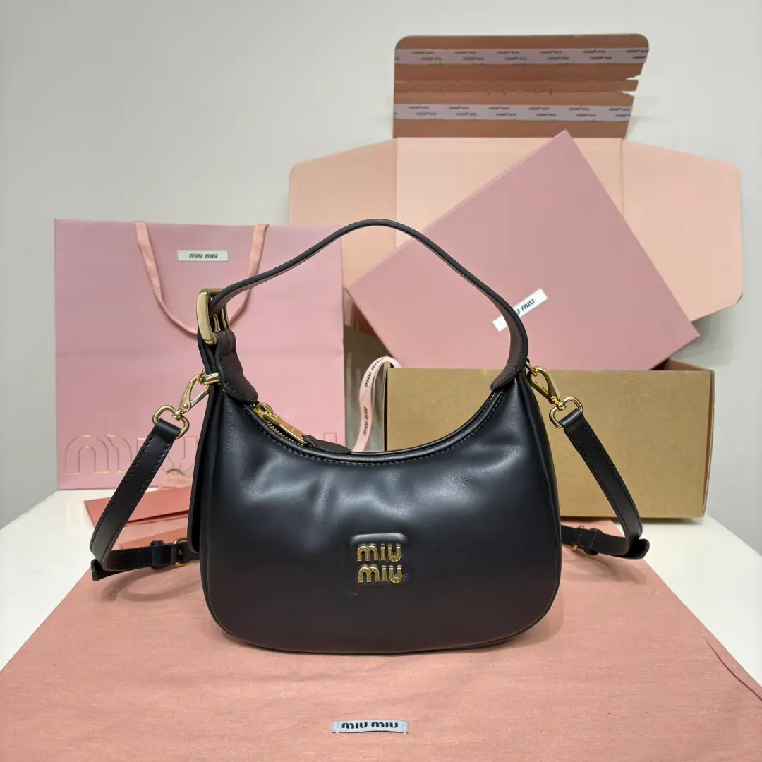 Black 5BC, Miu- Home show.hoboBag., The official network is pushing., This year is a big one.🔥Pattern, Use top-level imported cow skin, Fashion Dragon Line Design, He's got a shape., It's a different style., Very well-suited., It's a good ride., Positive marker metallogoTitle, Dismantled to adjust leather straps, In the cotton-coated tablet., A lot of stars., Dimensions20X17X6Cm, Prefixed packaging