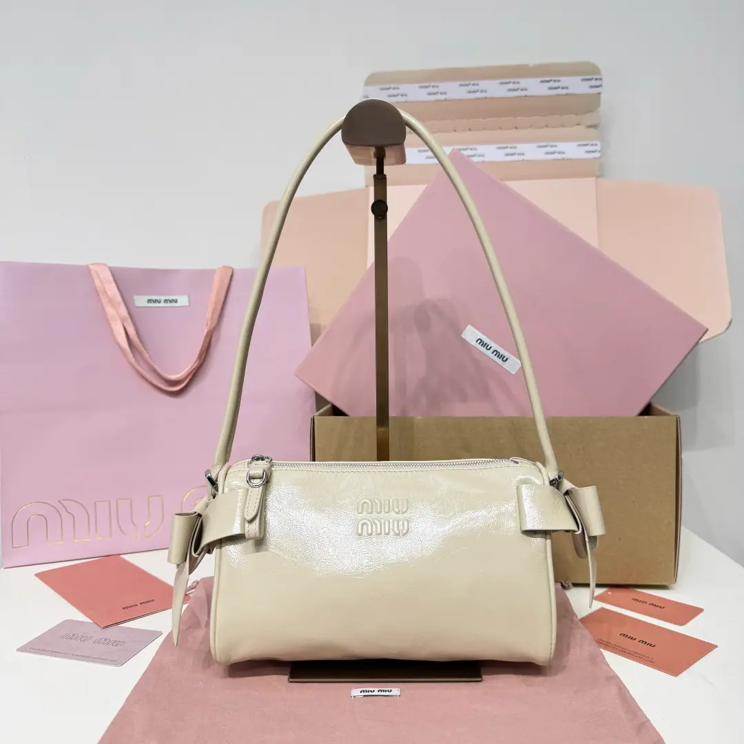 MIUMI New handbags., Model5NE, Classic RemandMiuNew-generation style, Retro-oil wax skin., High-level atmosphere., Sweet and cool wind is just full., The classic style is a combination of fun butterfly., New package of achievements Dimensions22 X 13 X6cm