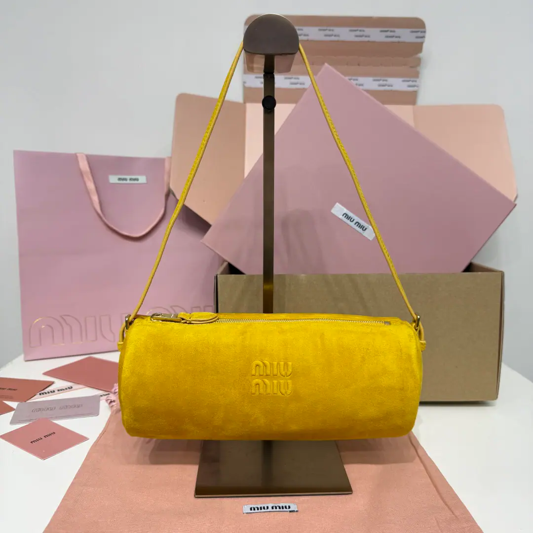 5NE, MiuMSmall cylinder bag, Use it all new, fuzzy., Soften leather, Self-harmonized shoulder belt, The object is really very qualitative., It's a very design-oriented column structure., Little one is very delicate., It's hot and cute., A full-fledged girl., It's a lot of capacity., Don't be too easy with your armpits. Dimensions: 22 X 9 X 9 cm