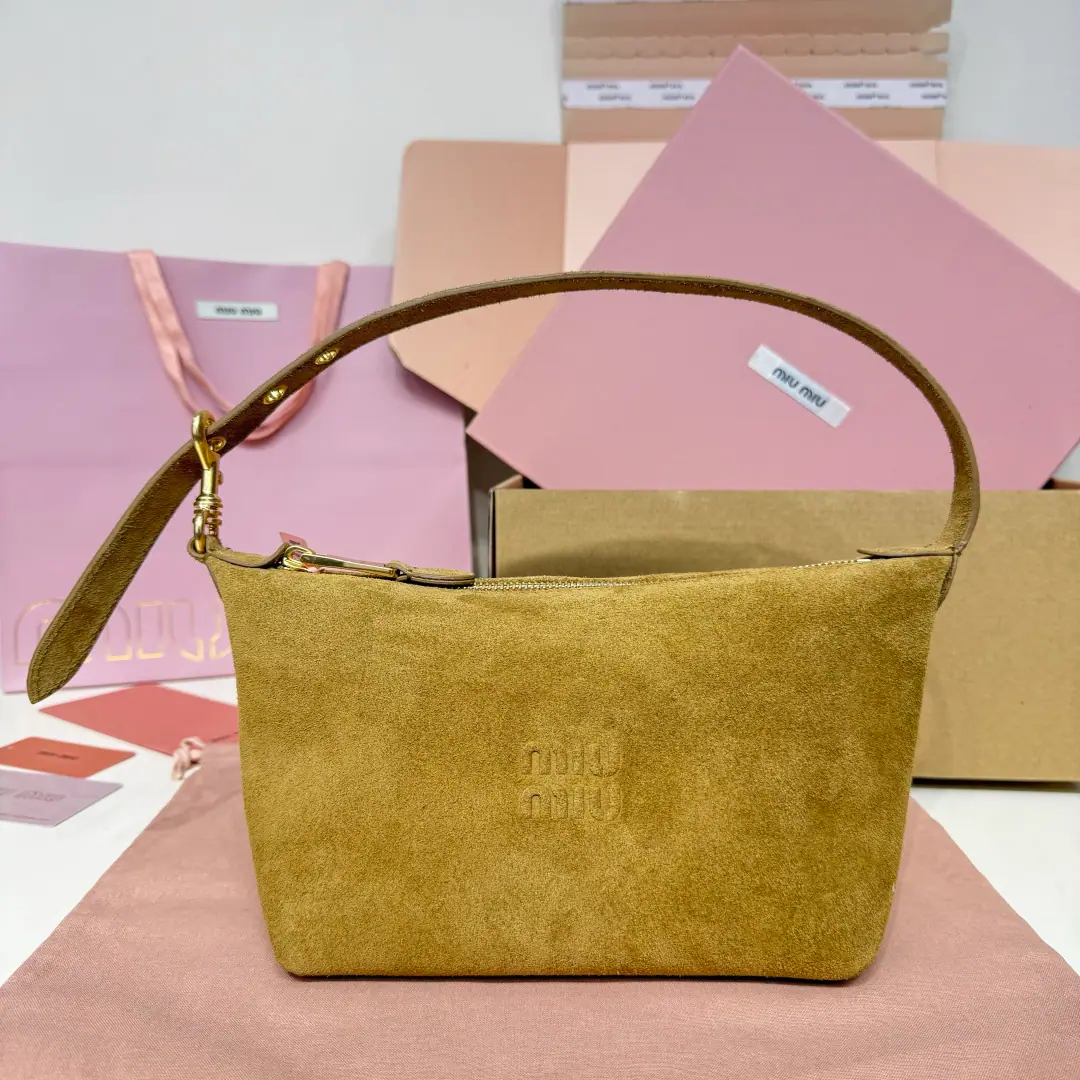 5NE, New food box pack, Use the present fire element, the velvet., Positive signature MiuBumplogo, Cottonbunelli, It's so light., Large capacity, It's a good setup., It's applied every quarter of the year., Dimensions: Bottom19cm, Open wide.25.5cm, High14cm, Bottom Width10cm