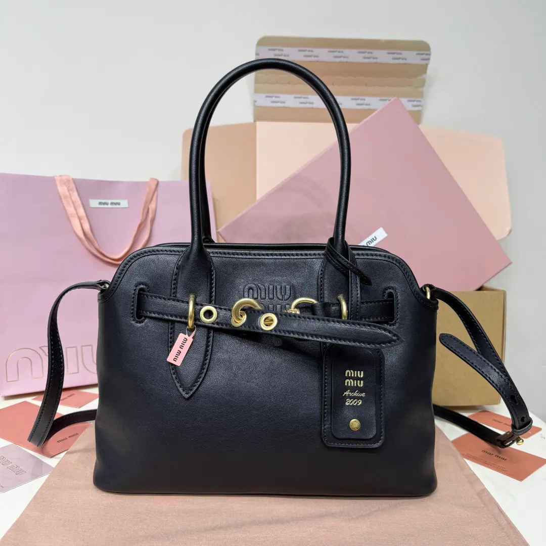 5BA, The new bomb, the Gouttack., Newly flexible sheep skin., Soften Leather Advanced, This one.Aventure NappaThe leather bag is inspired by theMiuHide Design, Restructured, Smaller scale is more precise, It's easier., To be a new person., The label with the bouquet., Add marker elements, Retro-gold hardware accessories, The liner of the liner., Zip-chain pocket and sticker bag, More ease of use of long shoulder belts, The wrists are suitable for handheld or shoulder., Dimensions: 30X22X10CM
