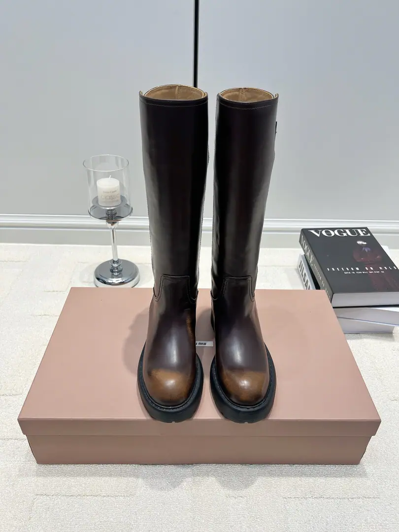 G Miu MiuBlack, thick, high-light knight boots.26ss The black straight-barrel knight boots just needed in the fall and winter shoe cabinet. ♪ Full of light black cow skins ♪, The layout is straight., Minor details of the back metal buttons, No extra plethora of designs., ♪ The high-level senses are full ♪. The dark design is increasing quietly., Roundheads with feet, Boots. Modified legs., Weak calf muscles., Slender legs.. ▪Shoe.: Head-decked cow skin. ▪Foot.: A sheep's shoes. ▪Otsumi!: Rubber thick bottom ▪Codes: 35-41