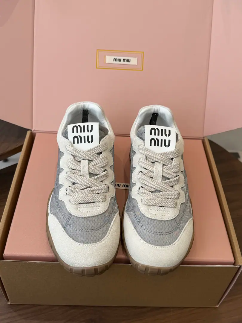 （⚠️Synchronise Action✈️Box） MiuMiu Mu Mu. 26ss New Color Spring and summer. Biscuit shoes. Agan's shoes, leisure sports shoes. miumiuThe latest blast. The bold design of the front guard., Miu MiuThe style is a simple line of the thick, bottom-drawn sneakers. Don't put the logo on your tongue and back., A little retrofit., Add marker elements！A modern style of thick-design definition Fabulous.: Original custom fabric/Cows are counter-feat. Uchi.: The original import of soft lamb wool Shoes under the sole.: Original modeling slide-proof rubber floor Size: #35-40（40Custom without re-offer）