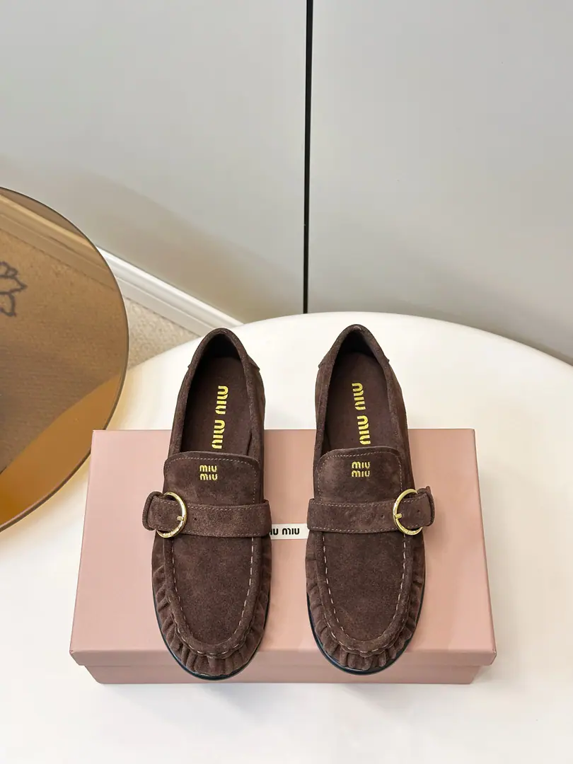 Miu Miu 2026Autumn and winter, new wrinkled wrinkled shoes. The classic school wind., Metal circle button+Shoes wrinkled design, The old days are full of lazyness., The stars are all red., It's a lot of fashion., You can fit your pants in a dress., I'm not sure I'm gonna be able to get a good time off.. Shoe.: Bullskins./Fought. Uchi.: Lamb skin. Rubber slides over the top. Codes: 35-40（40.41Make a reservation.）