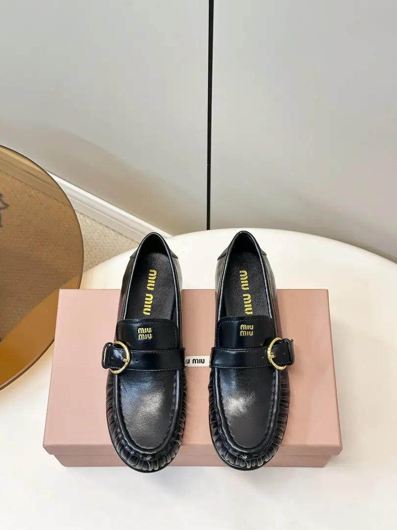 Miu Miu 2026Autumn and winter, new wrinkled wrinkled shoes. The classic school wind., Metal circle button+Shoes wrinkled design, The old days are full of lazyness., The stars are all red., It's a lot of fashion., You can fit your pants in a dress., I'm not sure I'm gonna be able to get a good time off.. Shoe.: Bullskins./Fought. Uchi.: Lamb skin. Rubber slides over the top. Codes: 35-40（40.41Make a reservation.）
