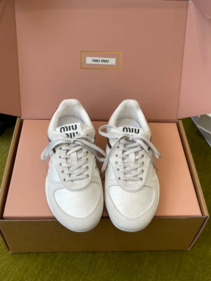 MiuMiu Mu Mu. 26ssNew paragraph - Tetsu. Leisure sports shoes The show process is fromMiu MiuClose-up of the series The new season's current element and the concept of the love of the moment. Multiple Collision Sending modern style~ It's not very nice to wear it. The upper feet are so comfortable. Fashion cow skin./Nebula Inside, you can get a fuzzy. Rubber Bottom Codes: 35-40（40I'll make sure I don't change it.）