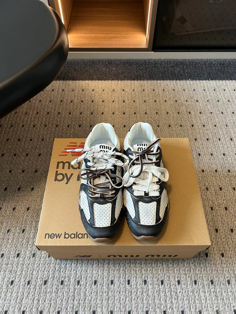 Miu Mi* x New Balanc*26ssA new co-loose sneakers in the morning and autumn. I'm not sure I'm sure I'm going to be able to get a better look at this., ♪ Soft and shoes in the foot ♪, The old coloring process has its own taste., The mesh is a rich layer of leather., The pair of shoelaces were designed to be well-known.. The multicolour system fits multiple wear styles., With broad legs and loose pants., It's a nice mix of half-skins., I'm shopping everyday., A short trip., It's a good thing to travel lightly.. Shoe.: Bullskins. Uchi.: Lamb skin./Net Otsumi!: TPUOtsumi! size: 35-45Code（40, 45Code custom is not to be changed）