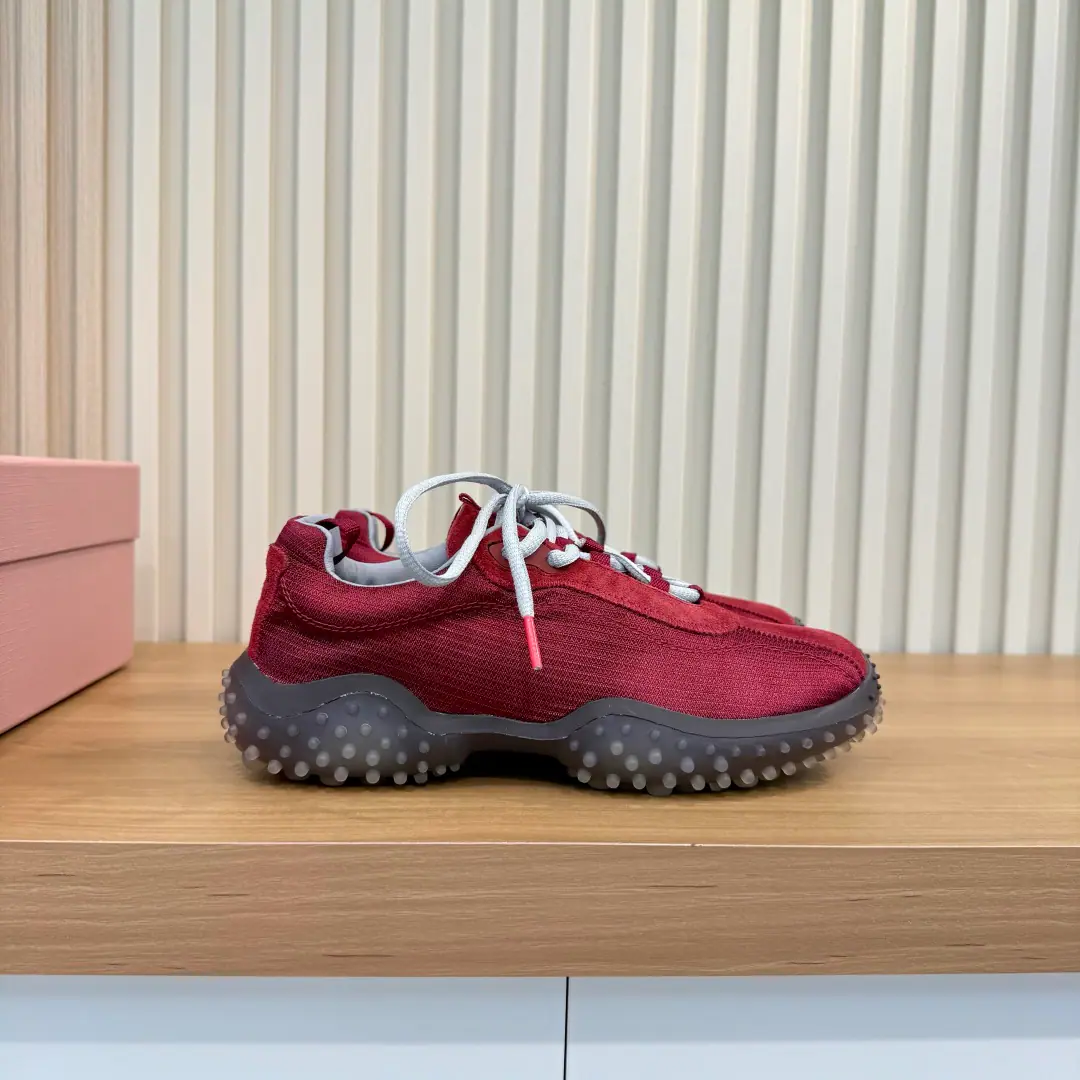 Plant price MiuMiu.Mu Mu.2026The new Autumn is a good old Queen's. Jane's design is a little bit of a stump., It's easy to wear., ♪ ♪ ♪ Skinning shoes on ♪, Press branding., The details are so patient.. Particle thick, slide-proof rubber floor., ♪ Soft feet ♪, I'm not tired of getting taller.. The regenerate process is full of fragrants.. Telecommuting, It's a good day's trip., With jeans., Half-clothed., And I'm a little bit of a stylish.. Size: 35-40（41Do it.） Full original package