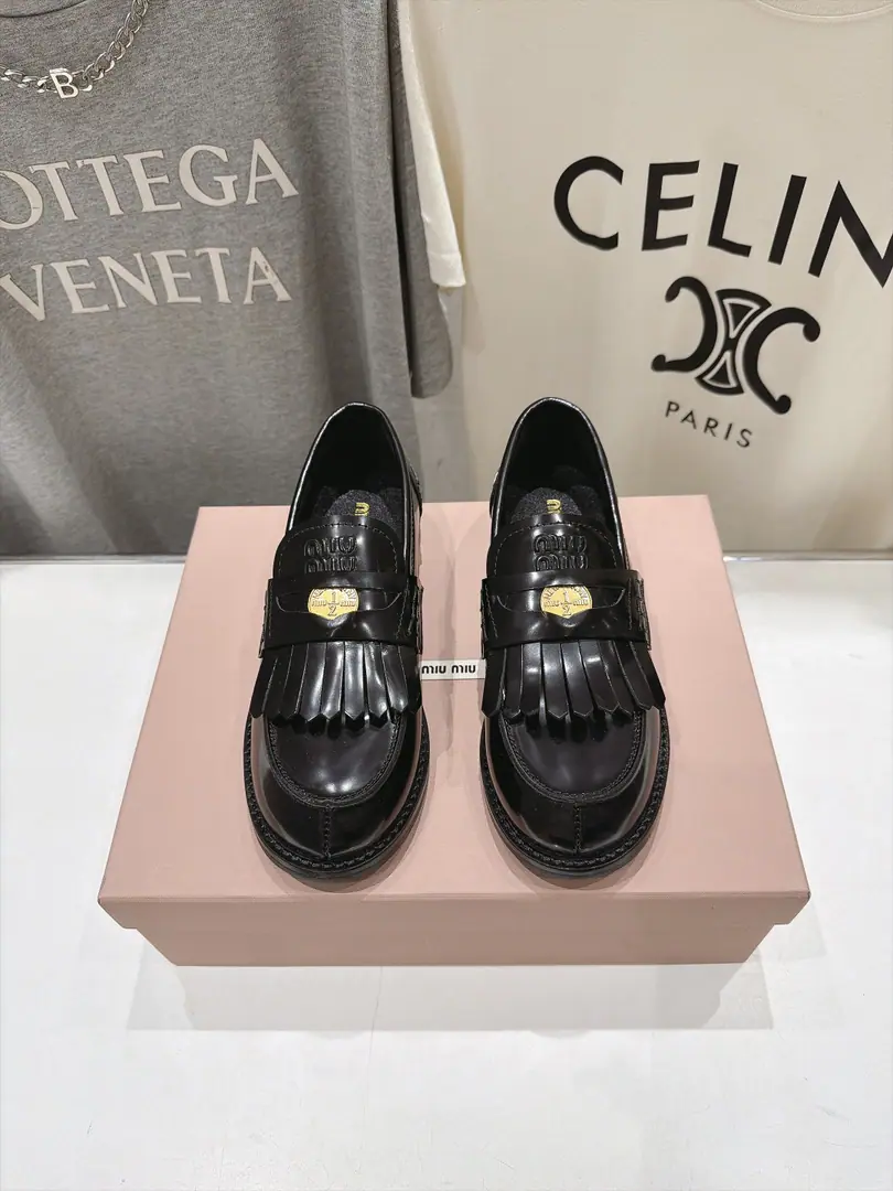 High Version Out MiuMiu/Mu Mu.F 2026ssAutumn and winter money.·Lucky money series of limo shoes and leisure shoes. All the stars., Little Red Book fashion masters have grass.. Shoes with coins and bouquets.MiuLogo, To show the classics of a different class.. The upper feet are very comfortable.·It's still sweet and salty. ⚠️（ZPDevelopment of hardware, Custom skin colour） ✔Shoe.: Customize imported head-deck skin ✔Uchi.: Import of sheep skin ✔Shoes under the sole.: The original model of the rubber floor. ✔Codes: 35-40（40.41Custom） （Full𝗭𝗣Packaging）
