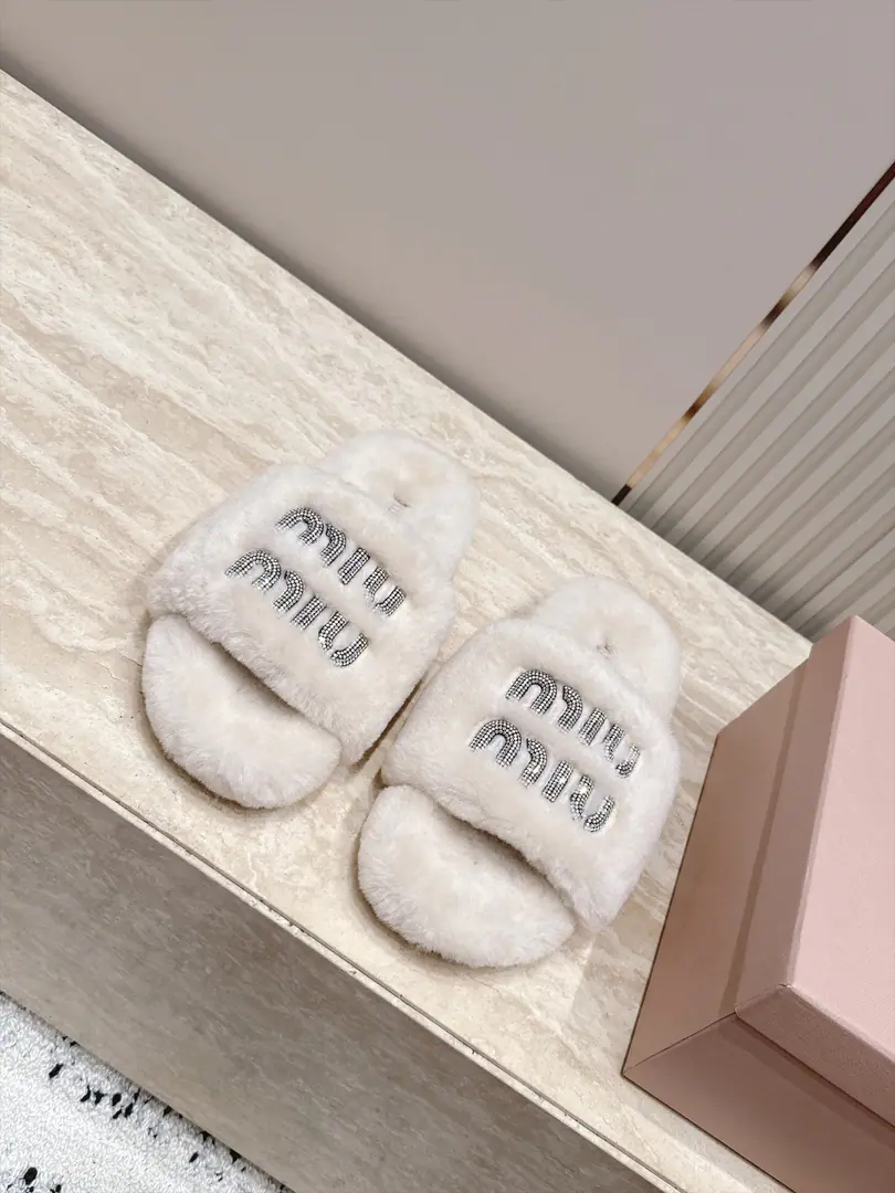 miumiu New fur slippers.！ This is so cute.～ ♪ Soft and fluffy hair ♪, It's warm and warm.! I'm gonna raise my legs.! Autumn and winter with socks and lazy. The upper feet are really nice and fashionable.!It's so beautiful.! wool., ♪ My hands are so delicate and so soft and smooth ♪ Original model rubber bottom Size: 35-39（40/41Custom）