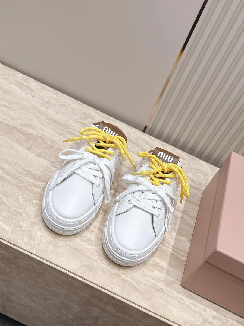 Half-drawn. MiuMiu Mu Mu.26A new recreational shoe in the morning and autumn. White shoes. Half slippers. The whole new colored colored color line is a hot pair of white shoes. A certain amount of money.～Jane's Advanced It's very comfortable with your feet., Income required for the year！The latest show, a painting of the international and foreign bloggers., Little Red Book Herb Grower Series, The old man blew up a simple sports shoe design with his stylish feet., Very recognizable shoe tongue., ♪ Make the Buddha's sweet and leisure wind ♪~~You can't go to the footyard without matching.！ Shoe.: Original custom-made cow skin Inside, put your feet on the inside.: Lamb skin. Shoes under the sole.: Original OpenTPuOtsumi! Codes: 35-40（40I'll make sure I don't change it.）