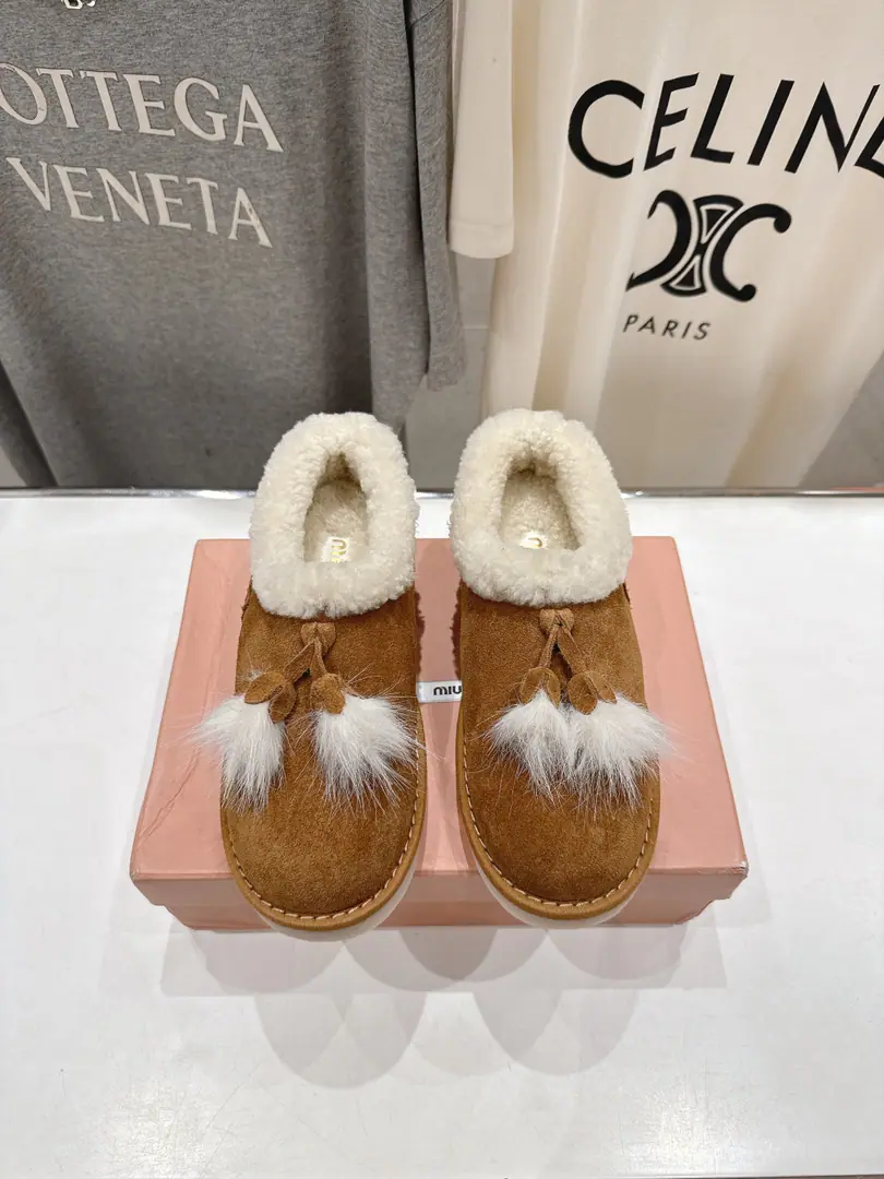 High Version Out MiuMiu/Mu Mu.F 2026ssAutumn and winter show.·A pair of fur shoes with a thick sluice. He's always on the cover of the major fashion magazines.·All the stars., Little Red Books have a big love., It's more elegant with a hairy stump., Your feet are a bit more amazing.✨I'll never regret it.· The upper foot is very comfortable and super-stable.·It's still sweet and salty.⚠️（ZPDevelopment of hardware, Custom Colours） ✔Shoe.: Customize import of high-swilight cattle revel ✔Uchi.: Import lamb wool ✔Shoes under the sole.: Original version to open ✔Codes: 35-40（40Custom） （Full𝗭𝗣Packaging）