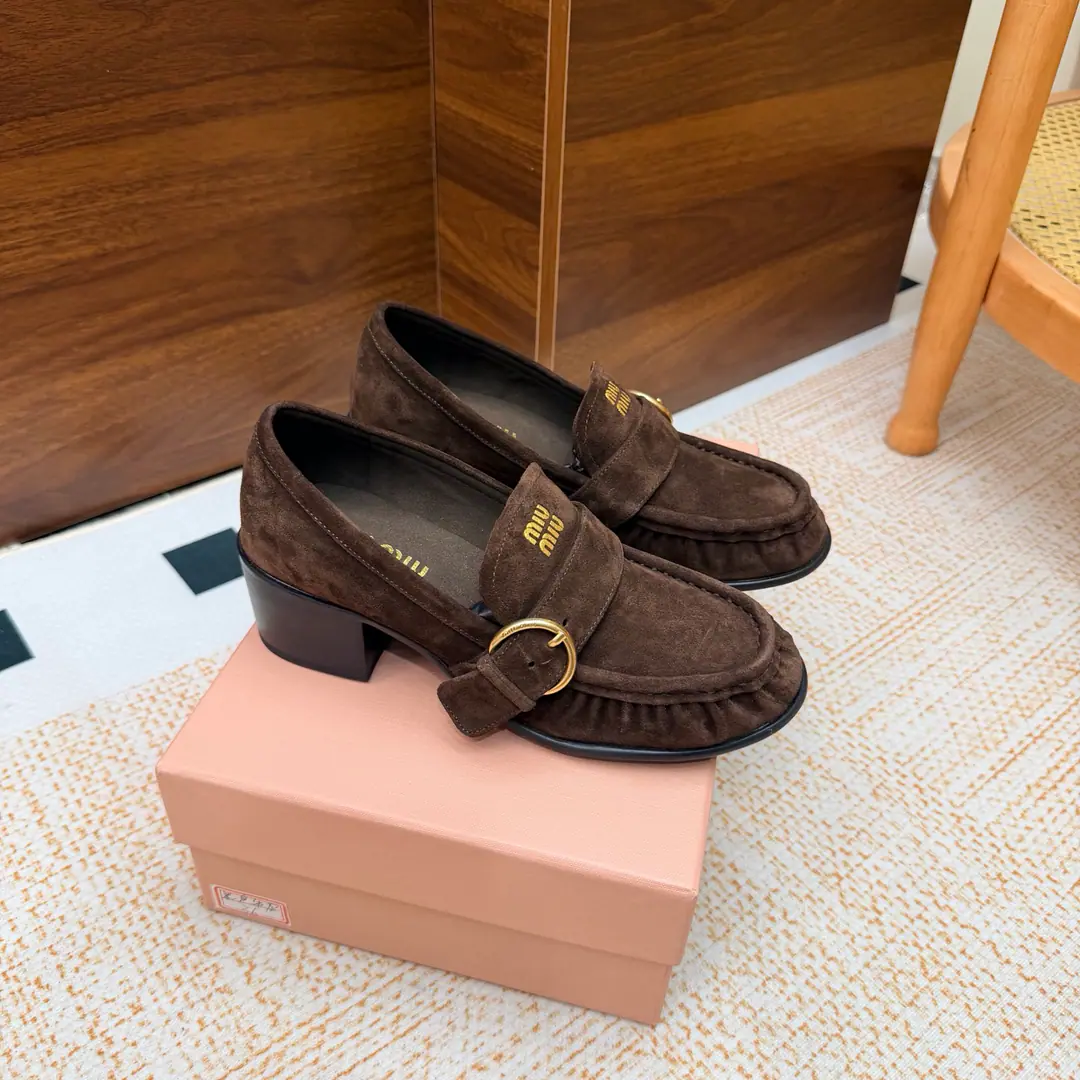 Requisition level Bold Miu Miu 26/Autumn New Wrinkle metal buttons Bold/Flat-Lifer's shoes. The very same shoes that bring back the ancient atmosphere., The round shoe head is with the wrinkled shoe design., The ancient metal ring is tied to a little shoe-side., A little less subtle with the signature., It's gentle and sensitive.. The Academies of Integration and Retro-Change, Soft and rigid., And you're a man of face and a man of reality., Four seasons., It's easy to raise the tack of the tack.. Shoe.: Bullskins./Cows are counter-feat. Uchi.: Lamb skin. Otsumi!: Original rubber floor He's tall.: 5.5cm Size: 35-39（40.I'll make sure I don't change it.）